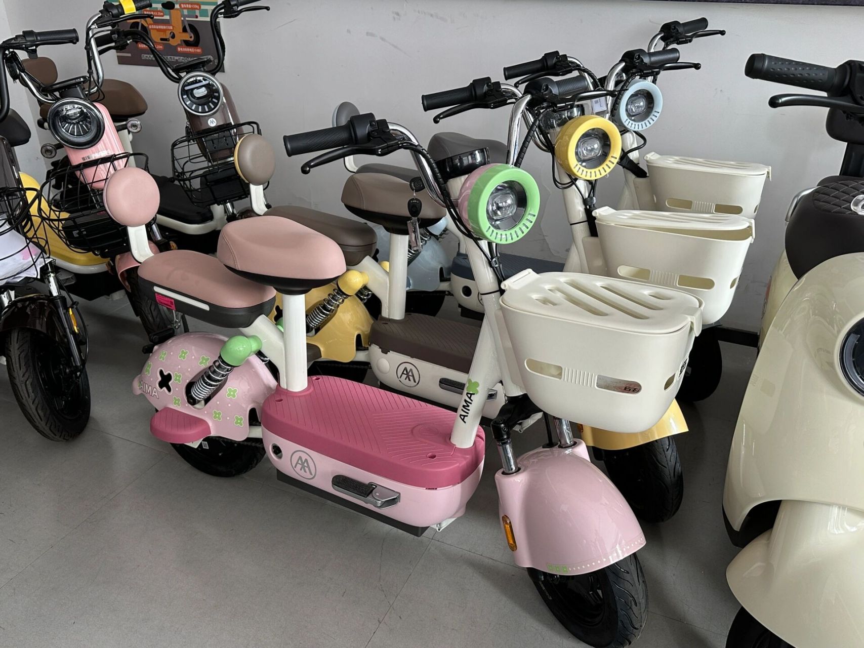 爱玛电动车 元宇宙系列 夏季是骑电动车兜风的最佳季节,而爱玛电动车