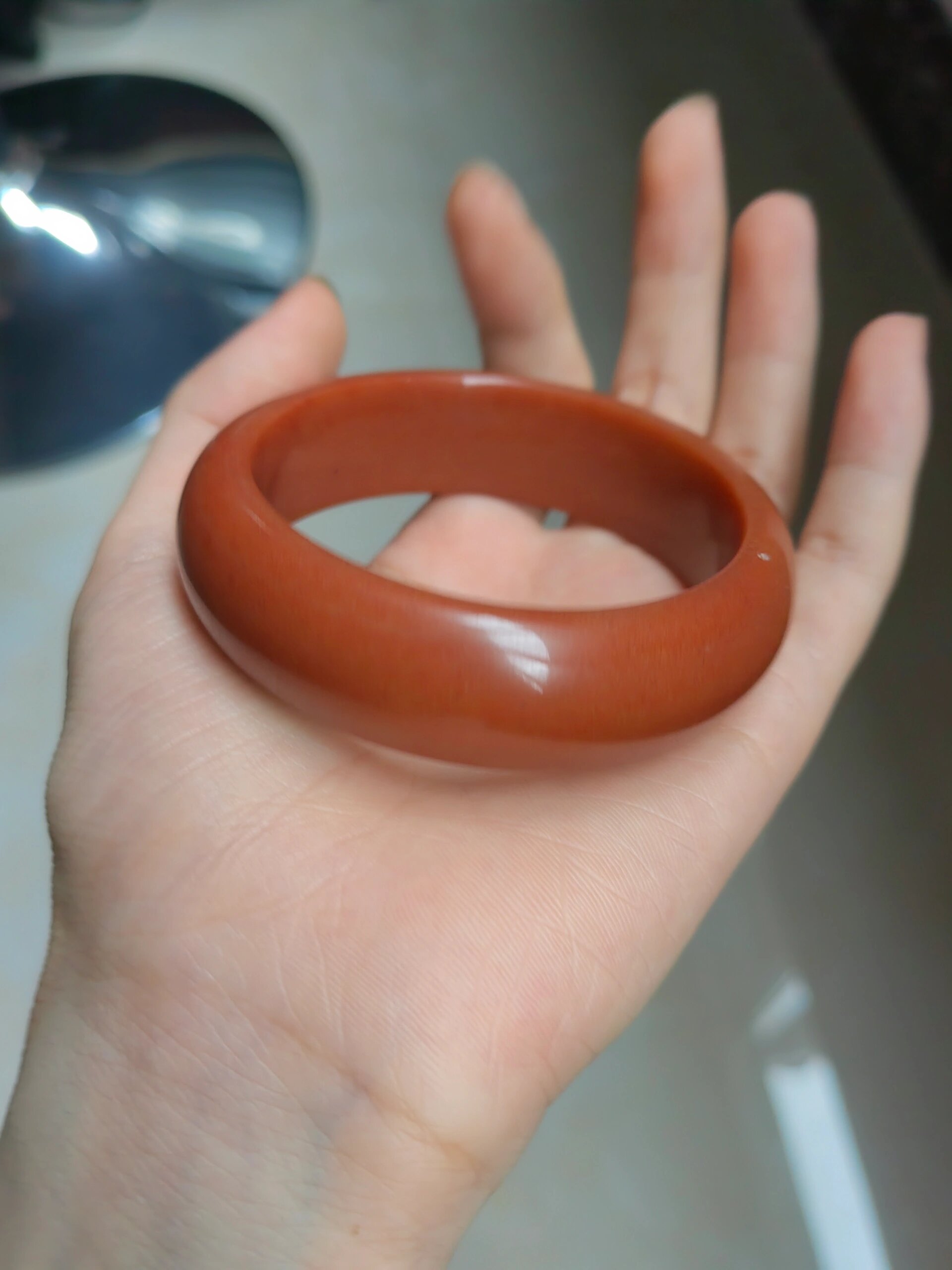 已出闲置57圈口佘太红手镯超显白 非常适合冬季戴,配大衣,很显白的