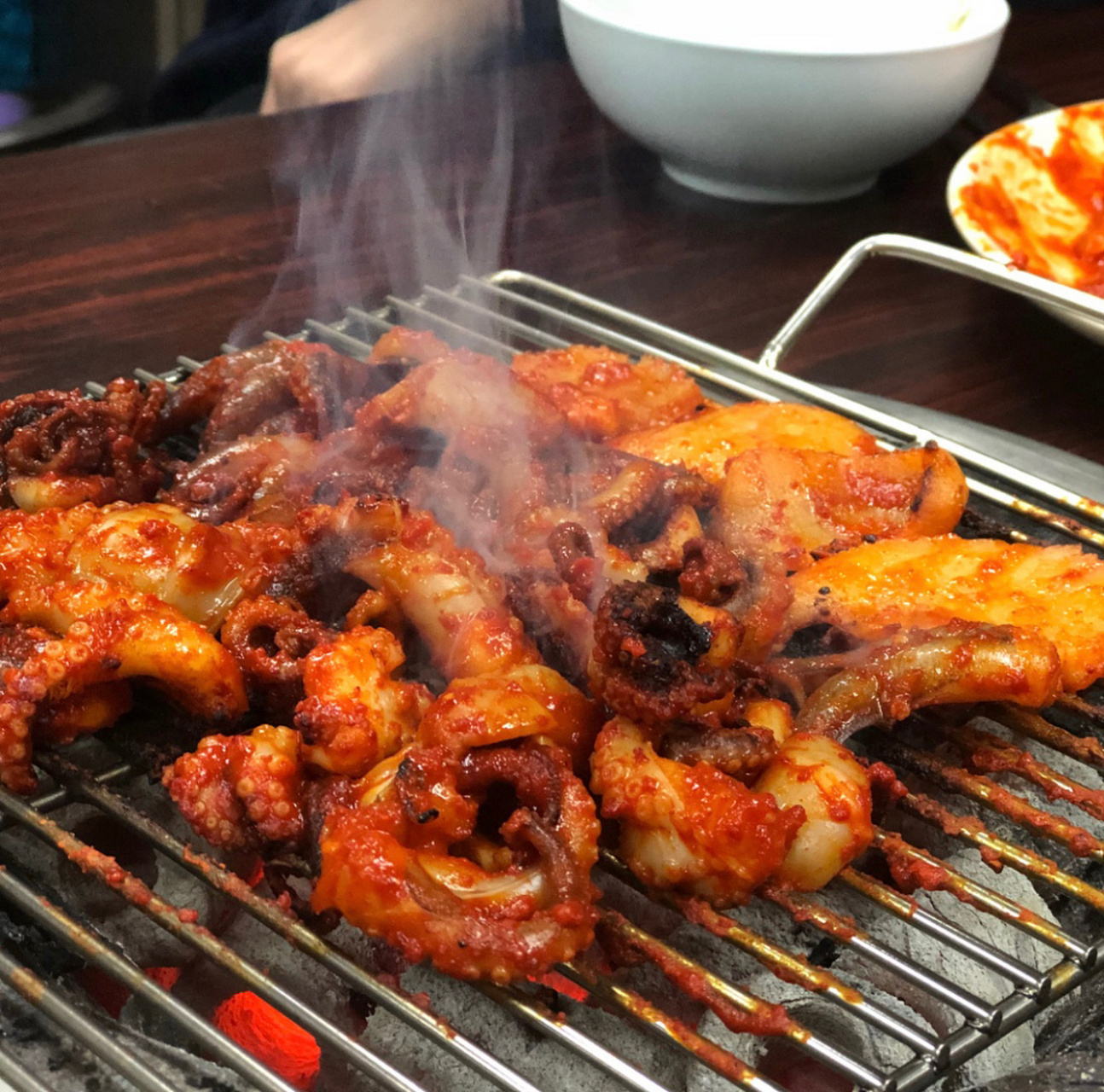 明洞美食|周三美食汇推荐的炭烤章鱼老字号 位于明洞附近的忠武路的一