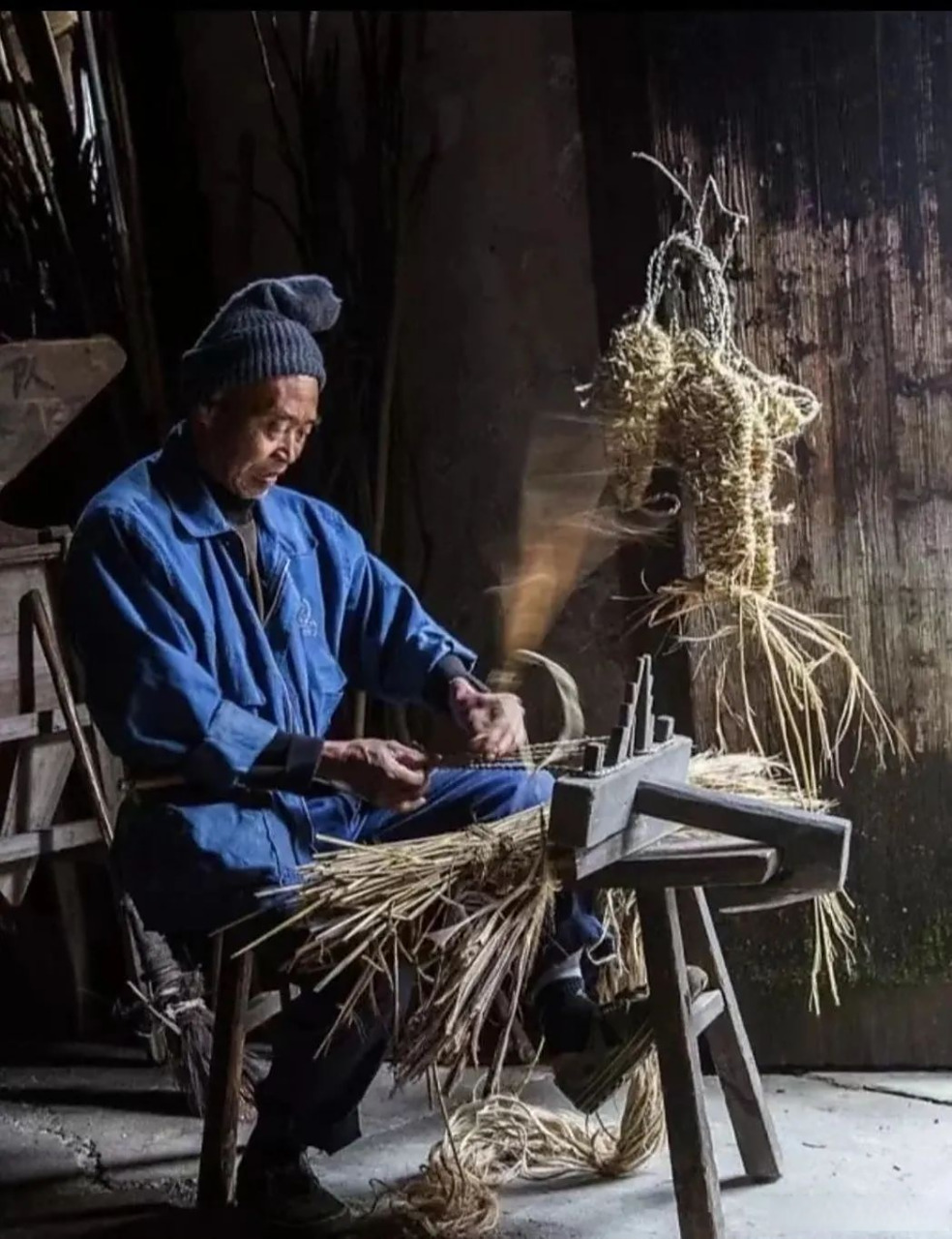 【大田坝草鞋】打草鞋的工序并不复杂,一个耙子架,一块耙子板,一个撑