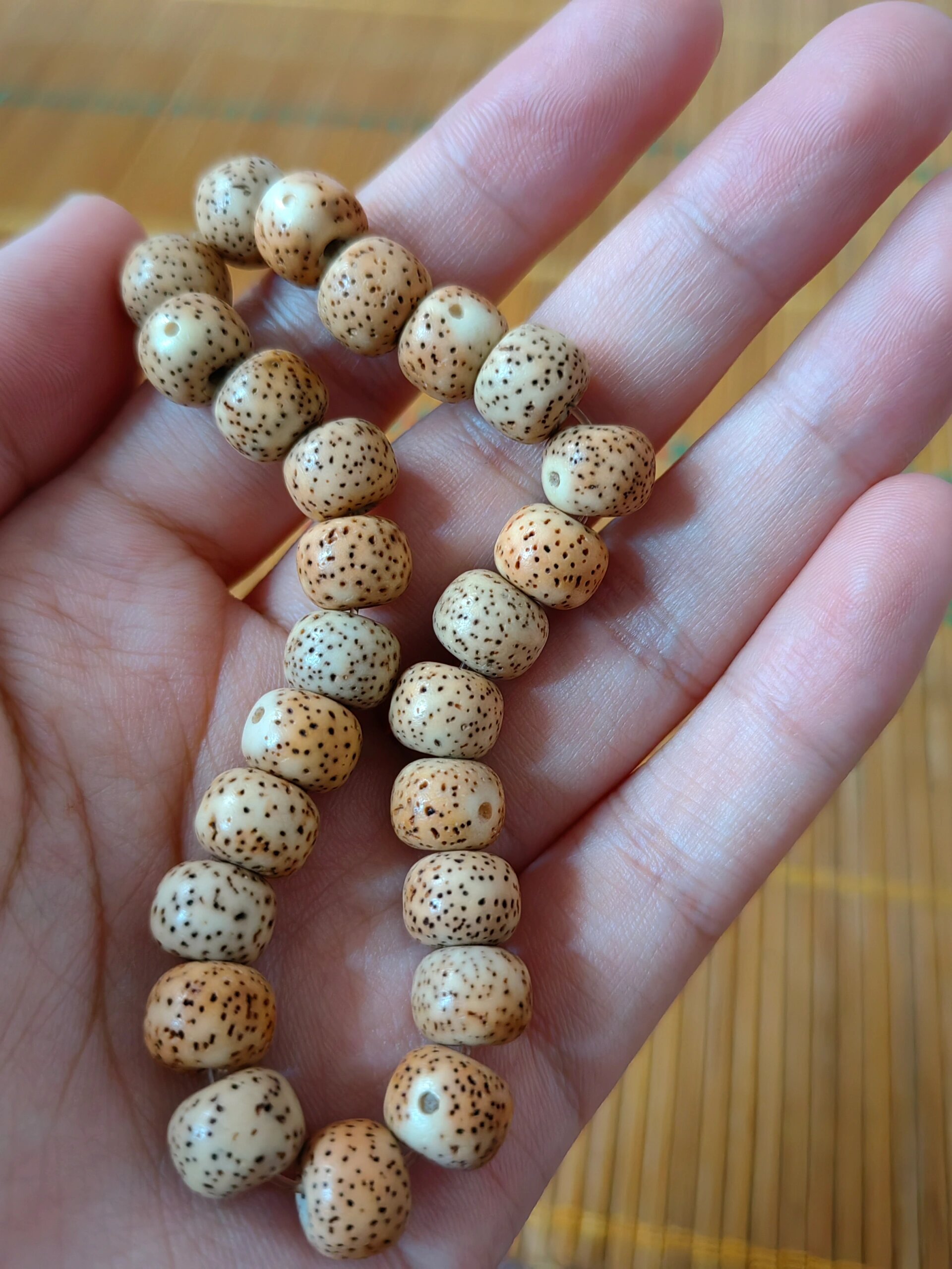 我的星月菩提变红了,啊啊啊 放在袋子里面一个月
