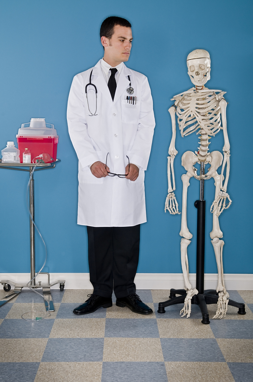 夏欢推开了方阳,右臂再次的被划伤,她从门口处逃脱