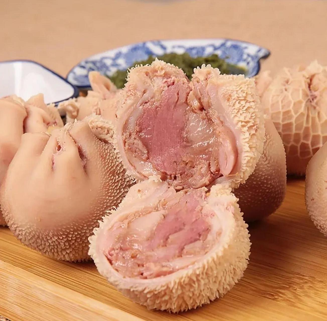 肚包肉真的非常好吃,用刀割成一块一块的,再蘸上草原才有的韭菜花酱