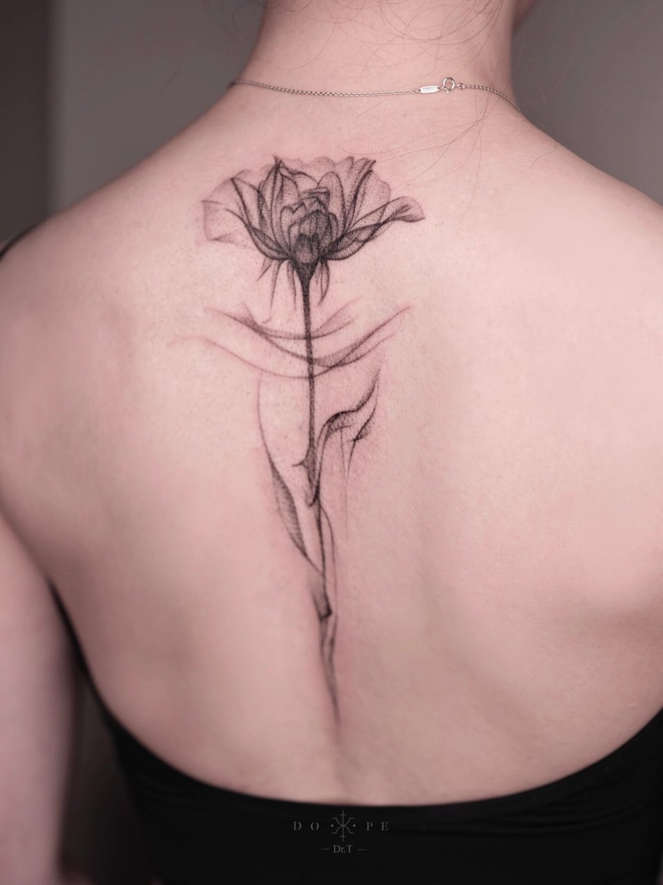 流放玫瑰|女生脊柱单针纹身|后背纹身 🔹烟雾感薄纱玫瑰· 托司单针