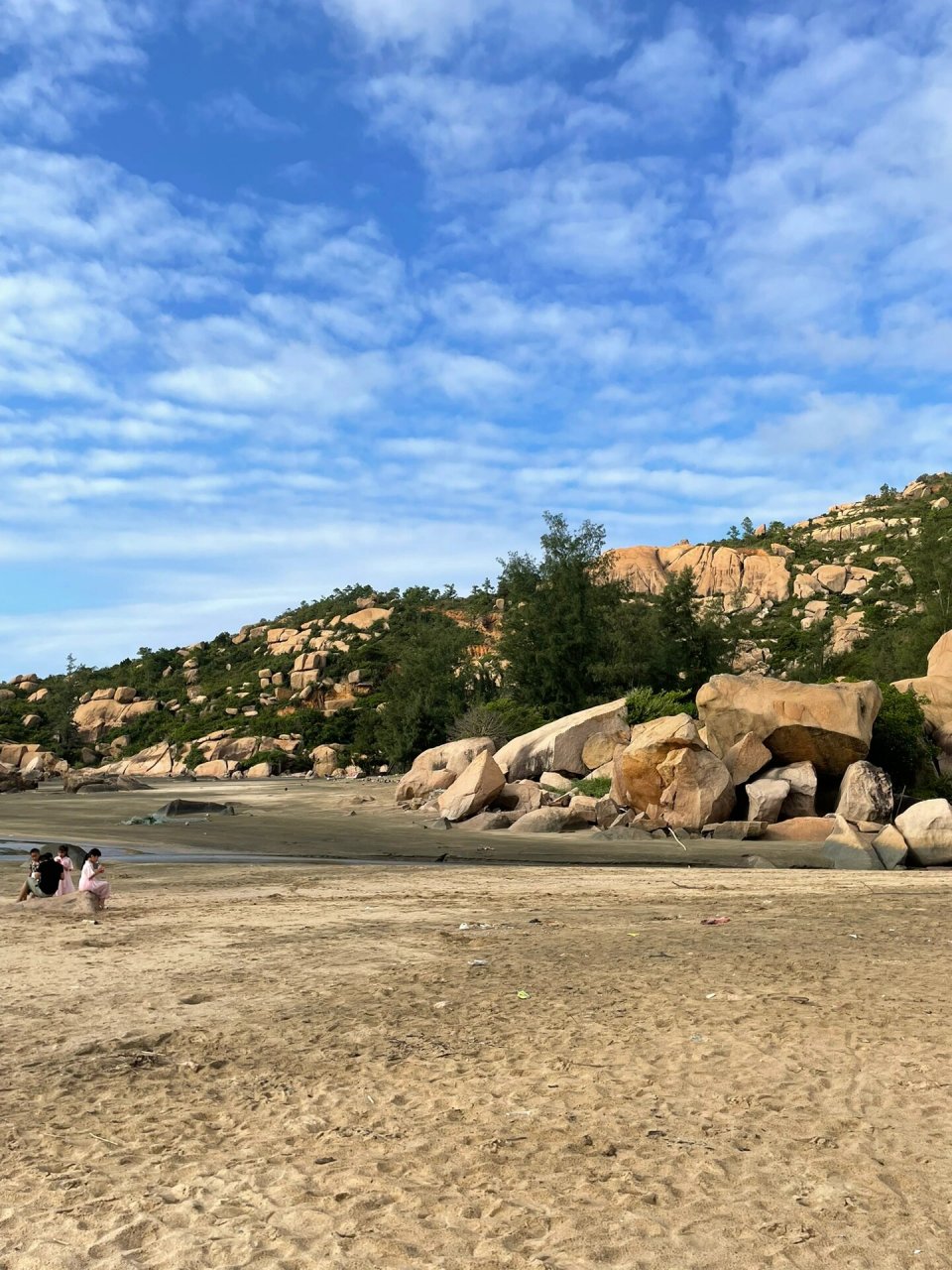 江门那琴半岛附近沙滩! 周末,人挺少的!晚上能赶海!