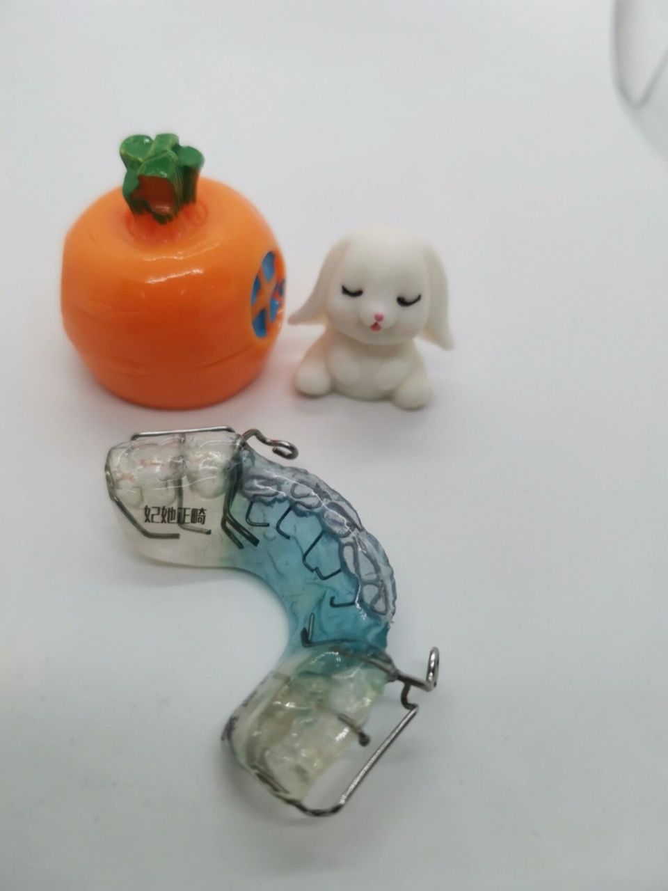 替牙期时期的反颌矫治器21566 下颌前突型,其矫治目标是抑制下颌