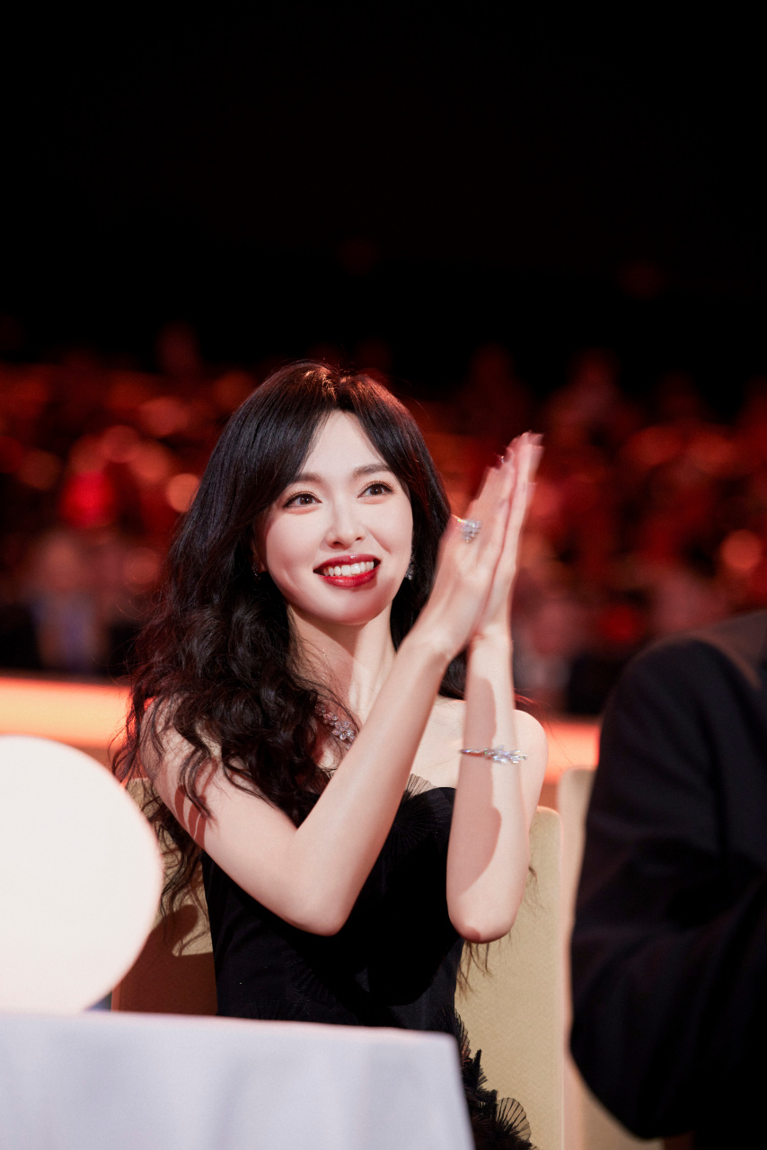 唐嫣超话 感恩相遇,感谢认可,演员唐嫣,一直在路上.