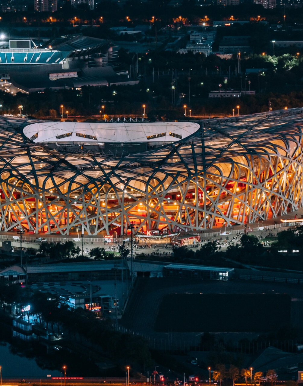 很难拍全,建议一定要来奥林匹克塔看看,可以轻松俯瞰鸟巢全景