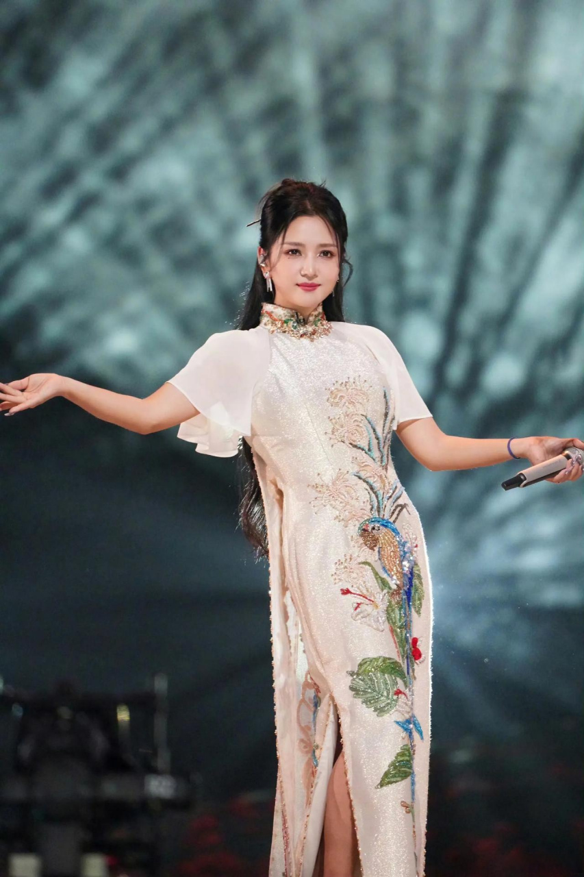 何洁这身中式蜀绣穿得好,显瘦,显高,显女人味儿