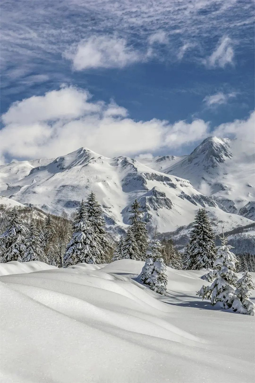 #长白天下雪# 长白山是粉雪天堂,当童话的冰雪王国照进现实,这里的洁