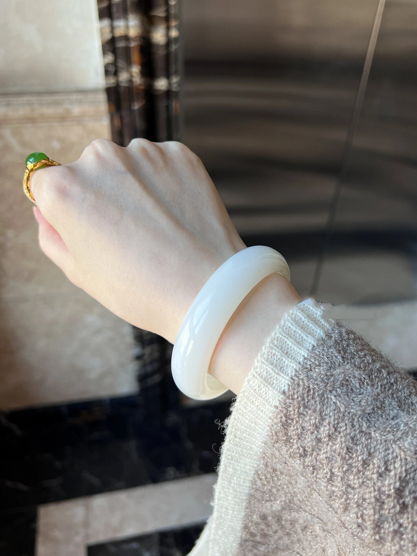 和田玉俄料羊脂白轮胎镯,高白高细,真的一眼心动