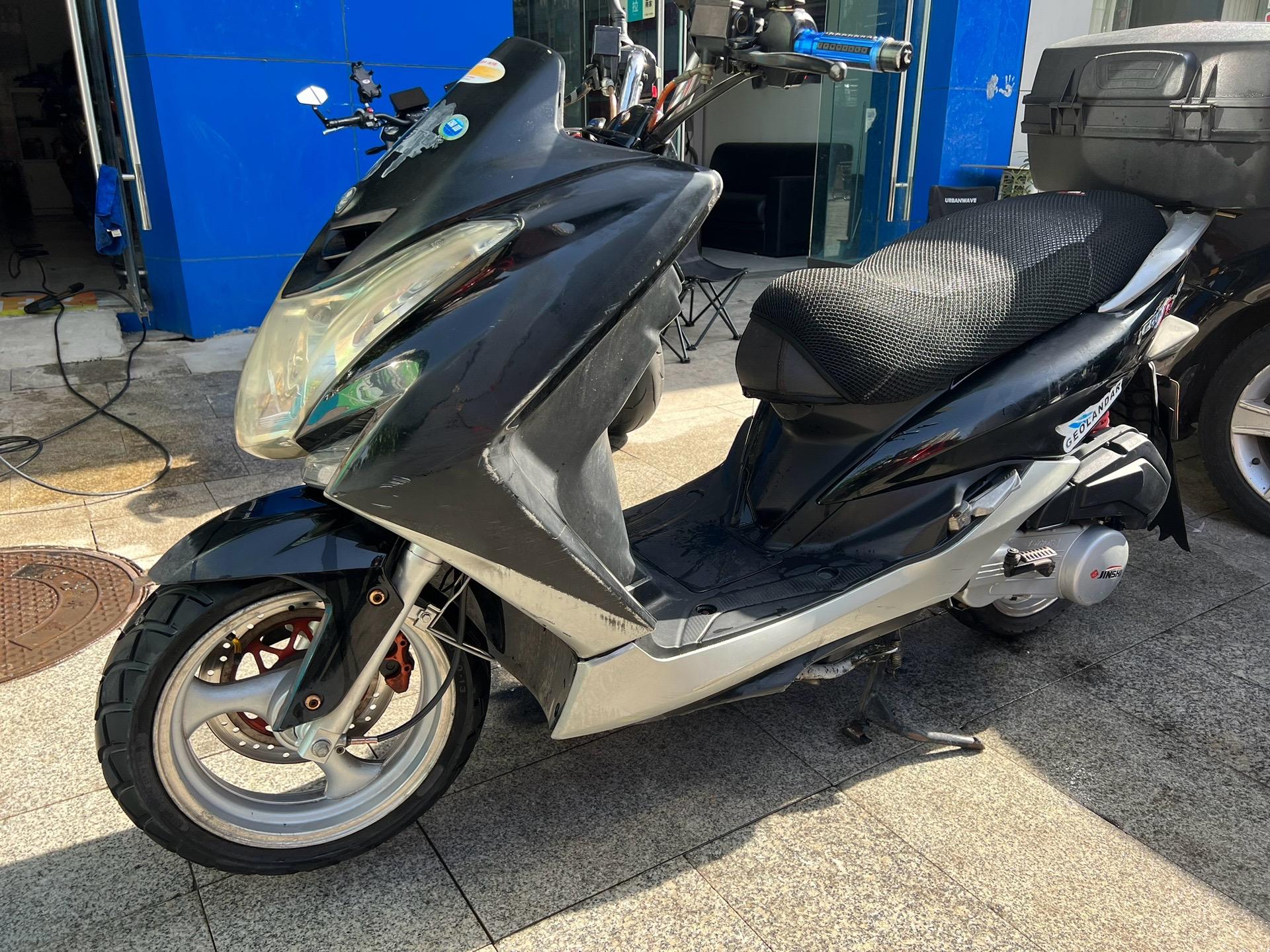 金翌牌150踏板车,加装尾箱两个手机支架,改装手把堵头,坐垫套子,手续