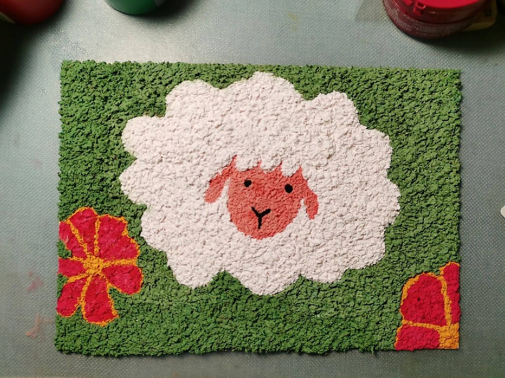 超级简单的纸浆画 第一步:撕纸(能撕多碎就多碎,撕的碎后面溶纸浆更快