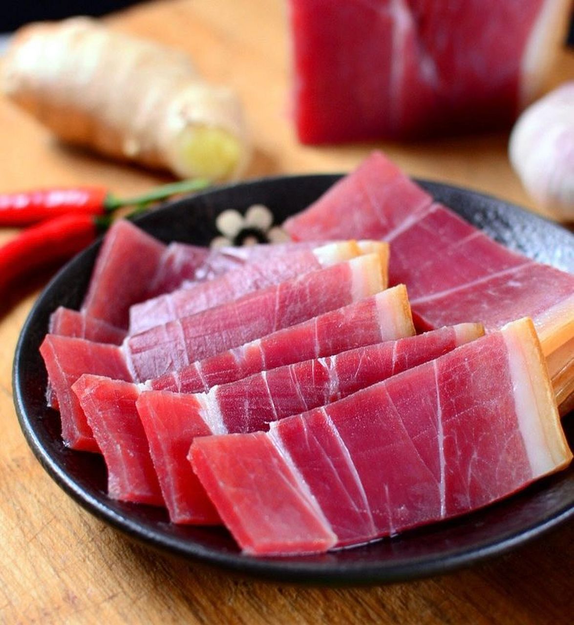 中华三大火腿之 "金华火腿" 金华火腿,又称之为 南腿,浙江金华市特产