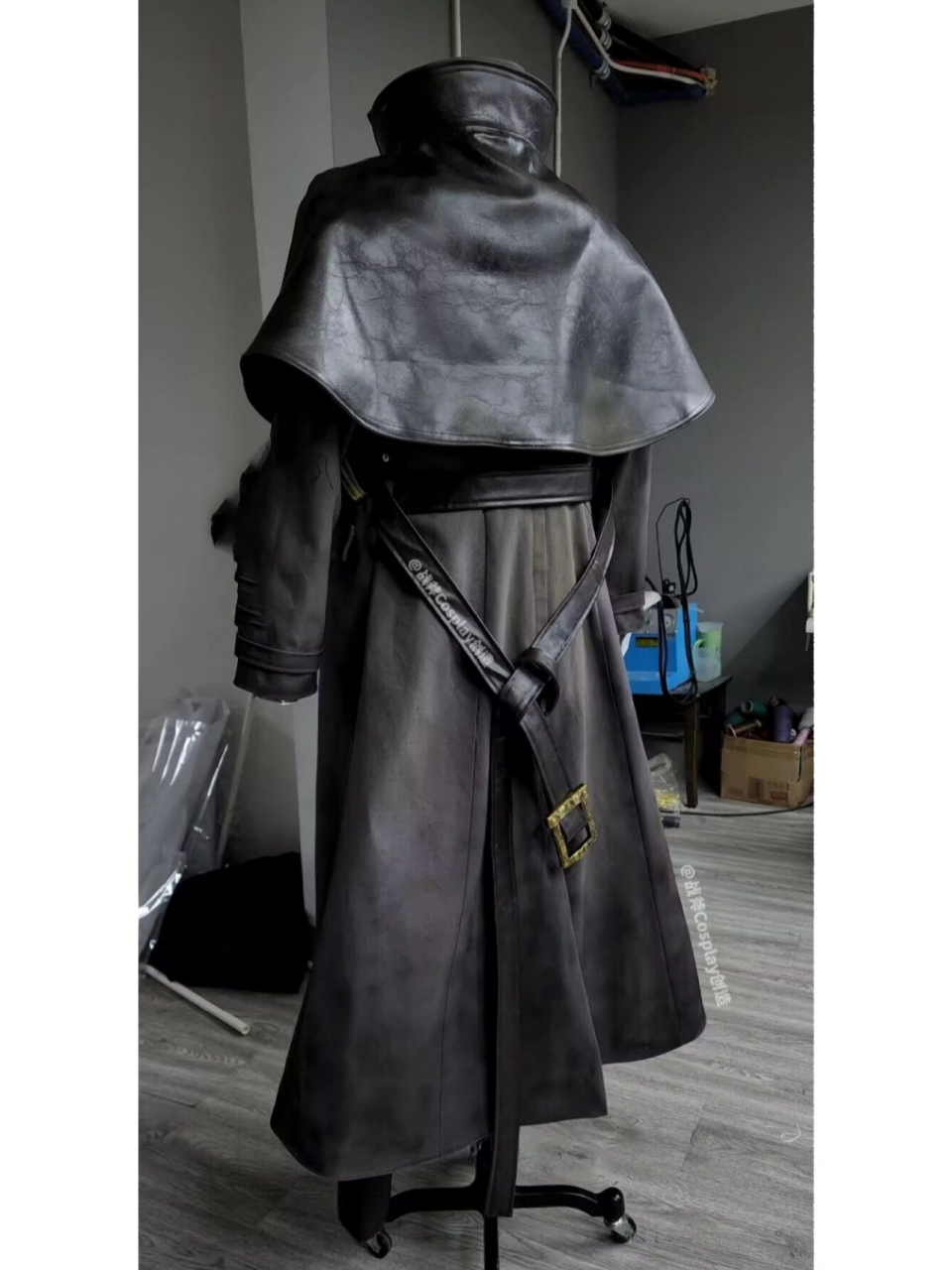 感受一下《血源诅咒》高定cosplay服装 使用风衣面料与皮革制作,高级