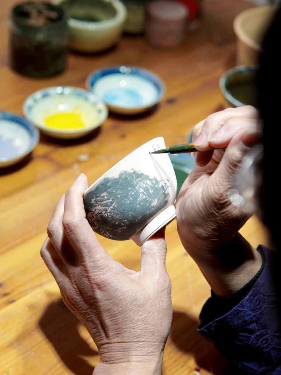 带你看懂青花瓷12道制作过程🤙! 青花瓷被称为"永远不会凋谢的青花"