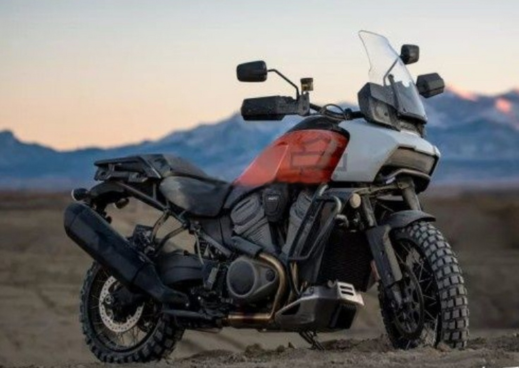 哈雷泛美,这大块头adv的电瓶换一次居然要两千多块钱!