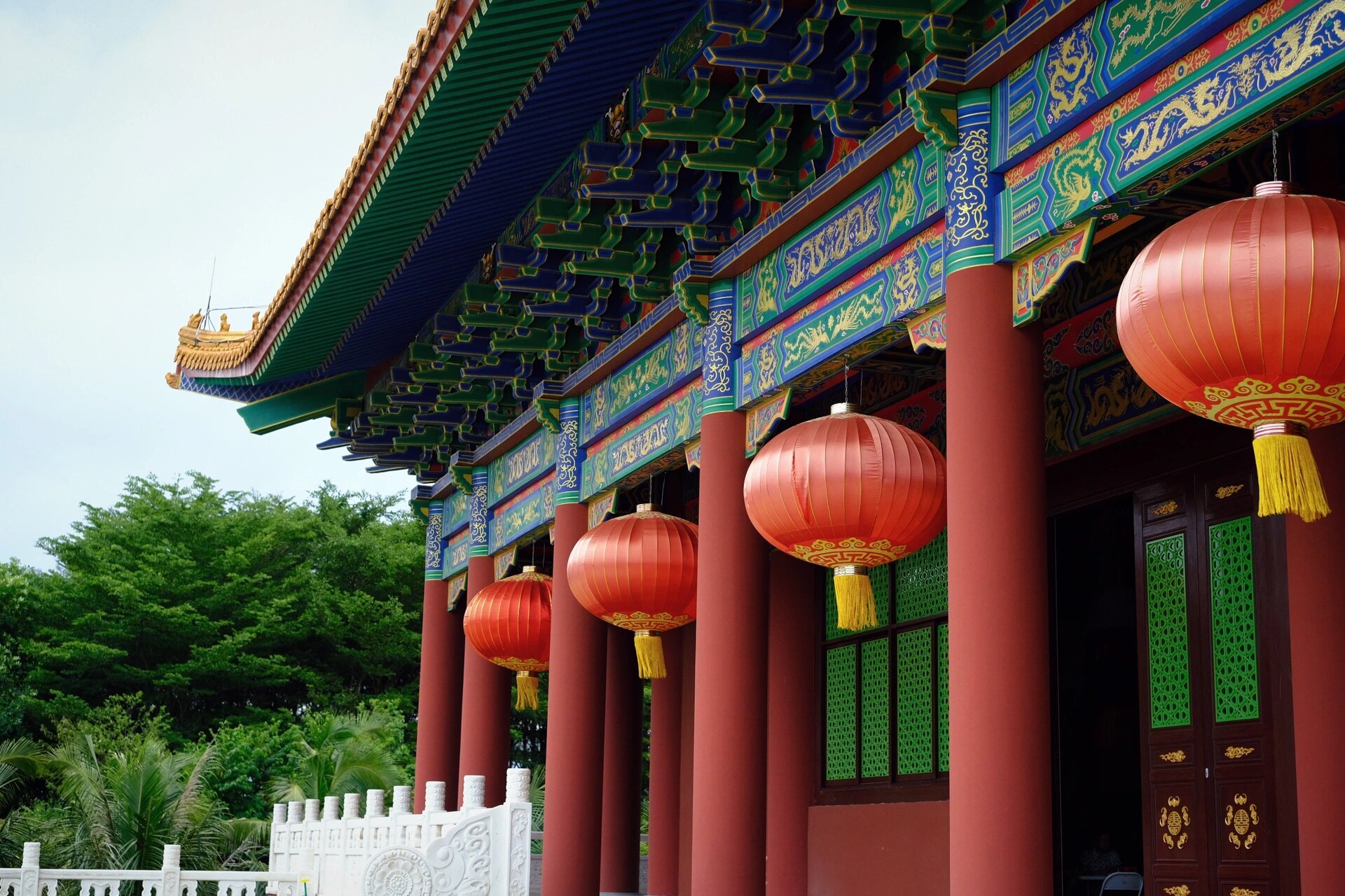 9915海口—灵山寺0590 内地的娃看椰树配寺庙也是觉得很奇妙