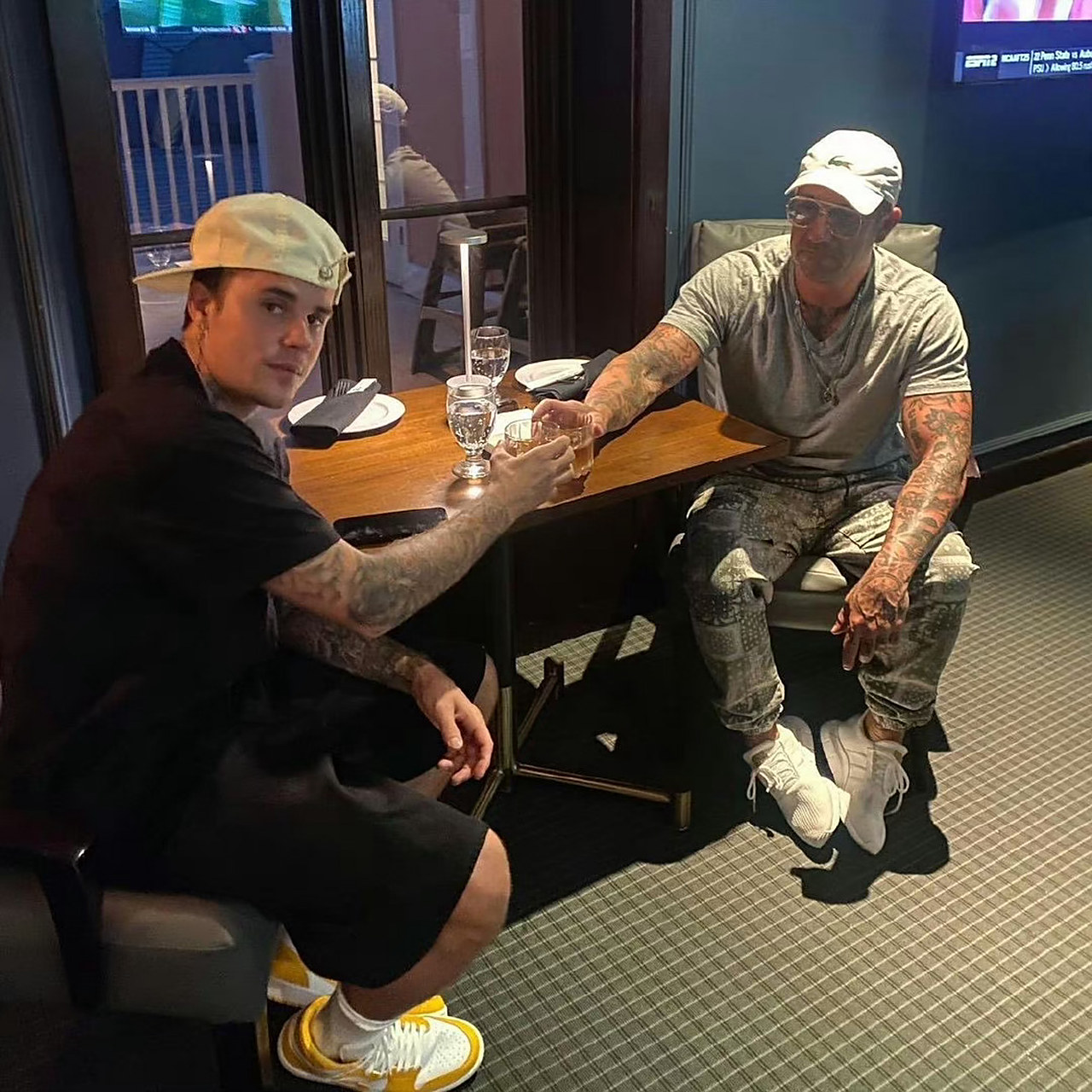 贾斯汀61比伯父亲 jeremy bieber 在骄傲月的一番言论激怒网友后,他