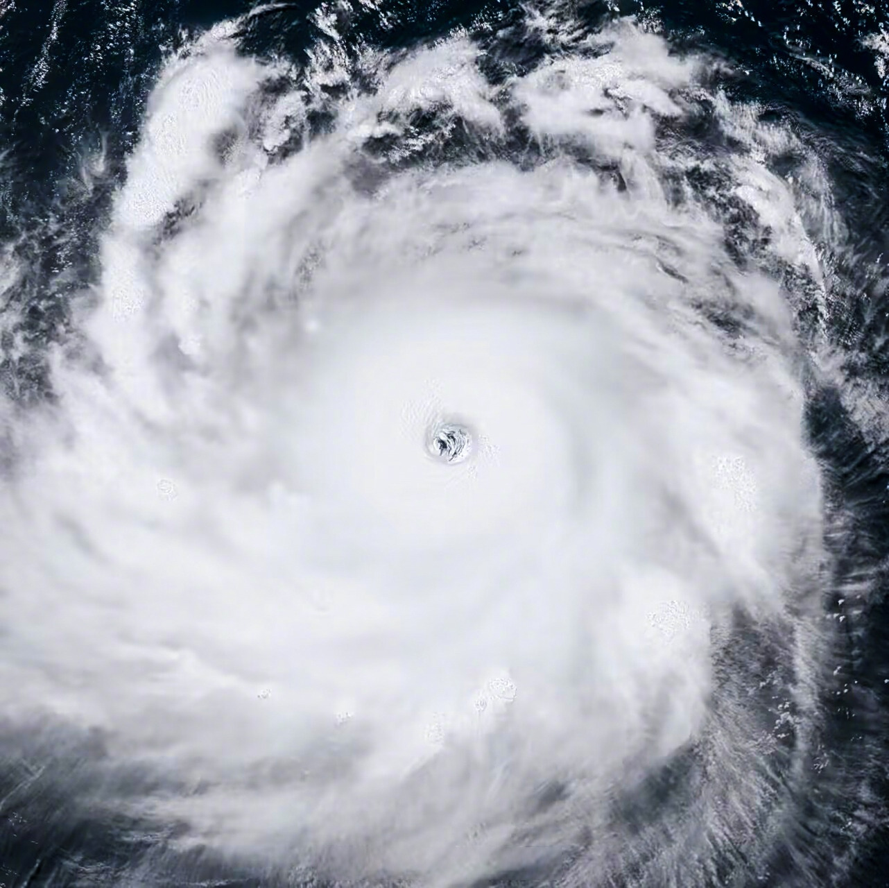 台风玛娃# 置换完成后的台风玛娃,风眼变得更大,更加端庄优雅