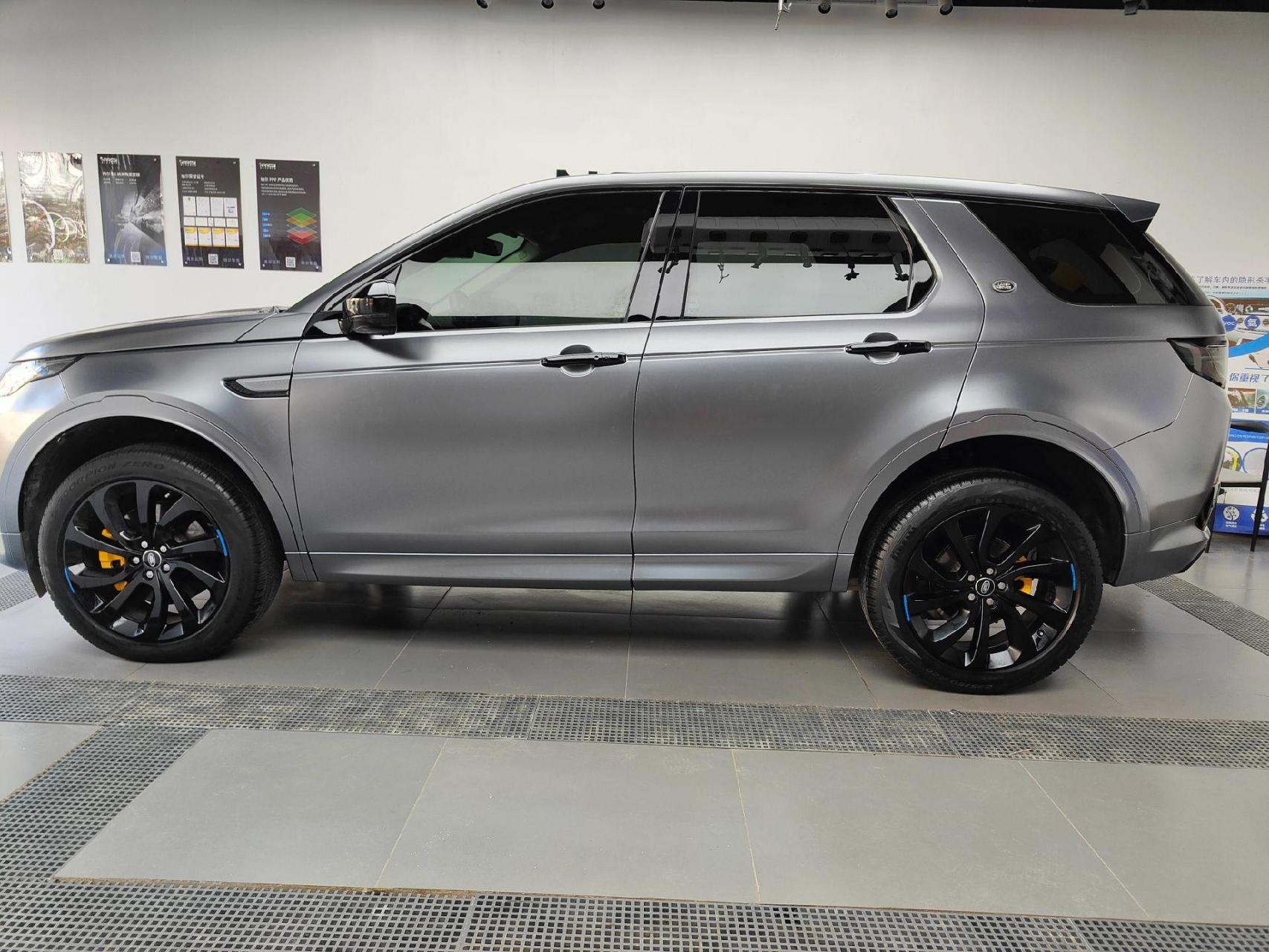 路虎发现神行 电光amg山灰改色.效果很好,搭配黑色20寸轮毂,黄色卡钳.