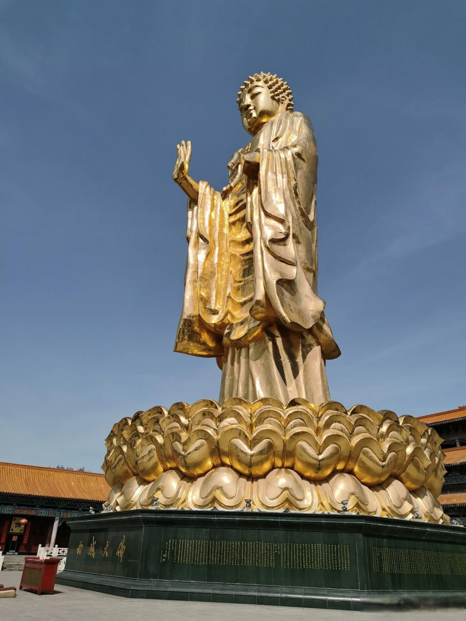 亚洲第三大释迦牟尼佛像,位于新疆乌鲁木齐红光山旅游景区,佛像高40.