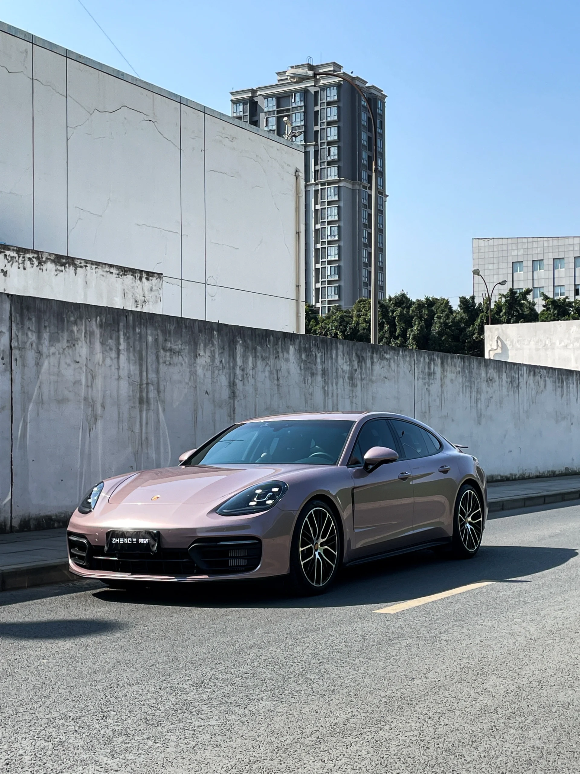 冰莓粉的改色膜 搭配保时捷帕拉梅拉 保时捷车主同样不会选原厂色 你