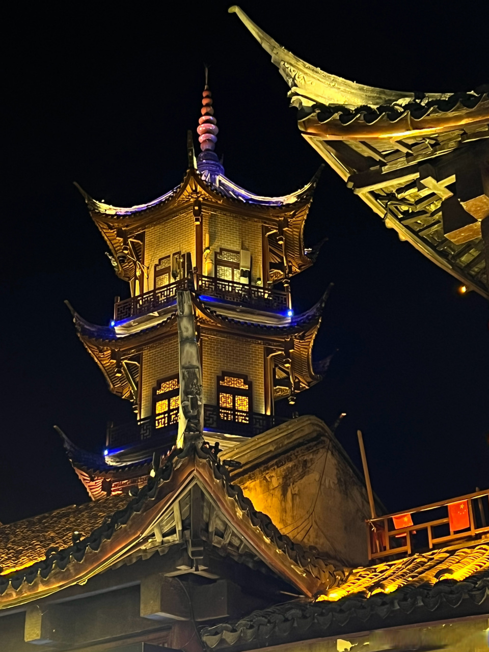 静谧的周庄古镇, 全福塔在夜空中甚是扎眼, 咋突然有想去扫塔的冲动呢
