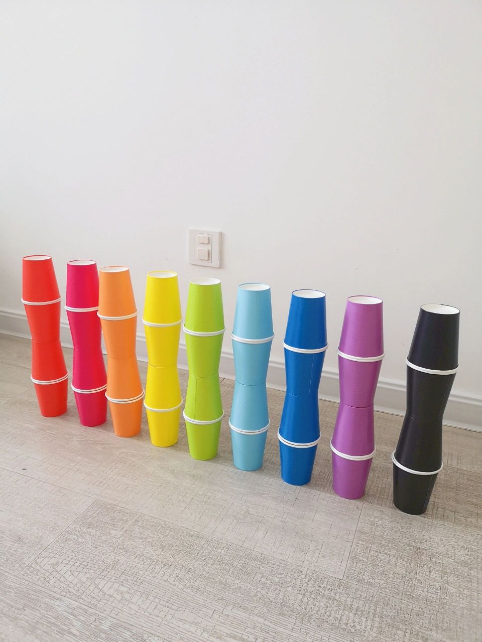 发挥宝宝创造力7515 在家早教—纸杯搭建  材料:彩色纸杯  玩法