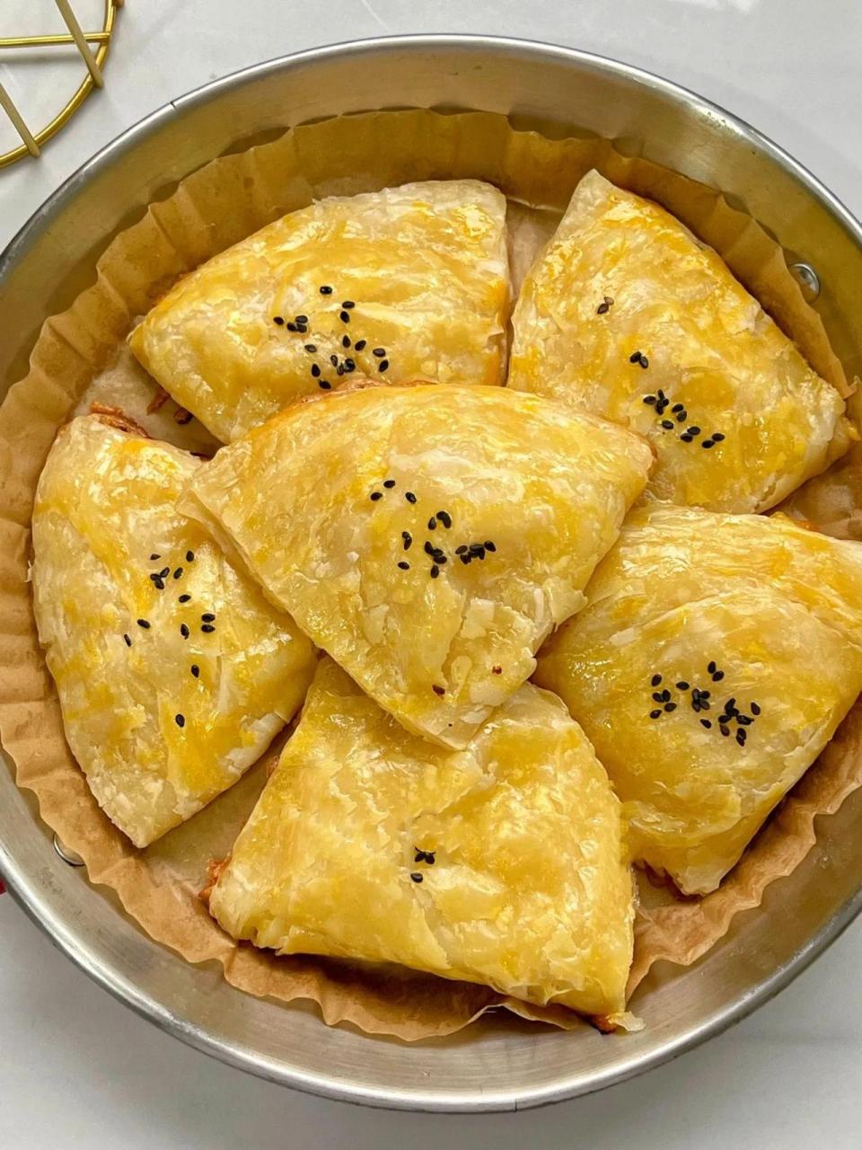 食材:手抓饼皮4张菠萝切丁200g代糖30g 黄油10g 淀粉10g