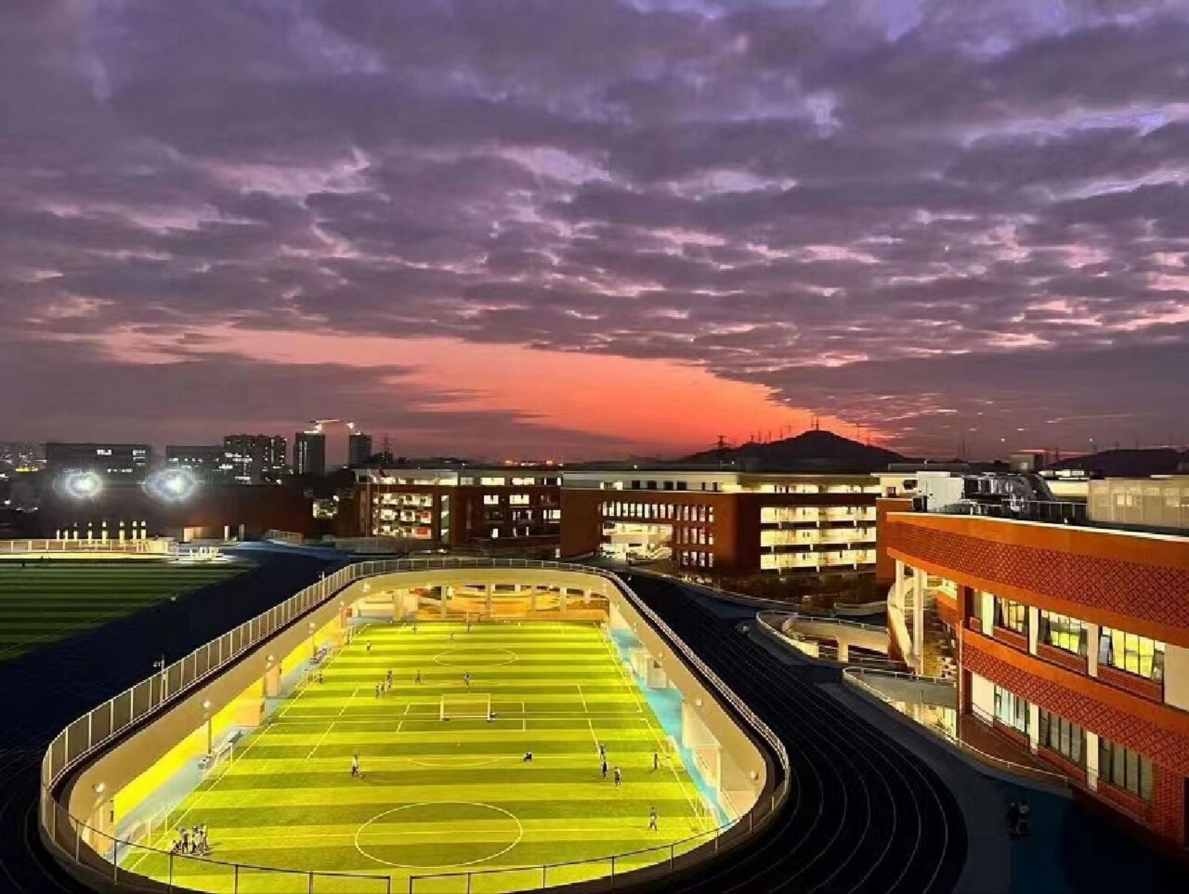 78深圳外国语学校高中园有博雅致远弘知三个校区 但是是互通的哦