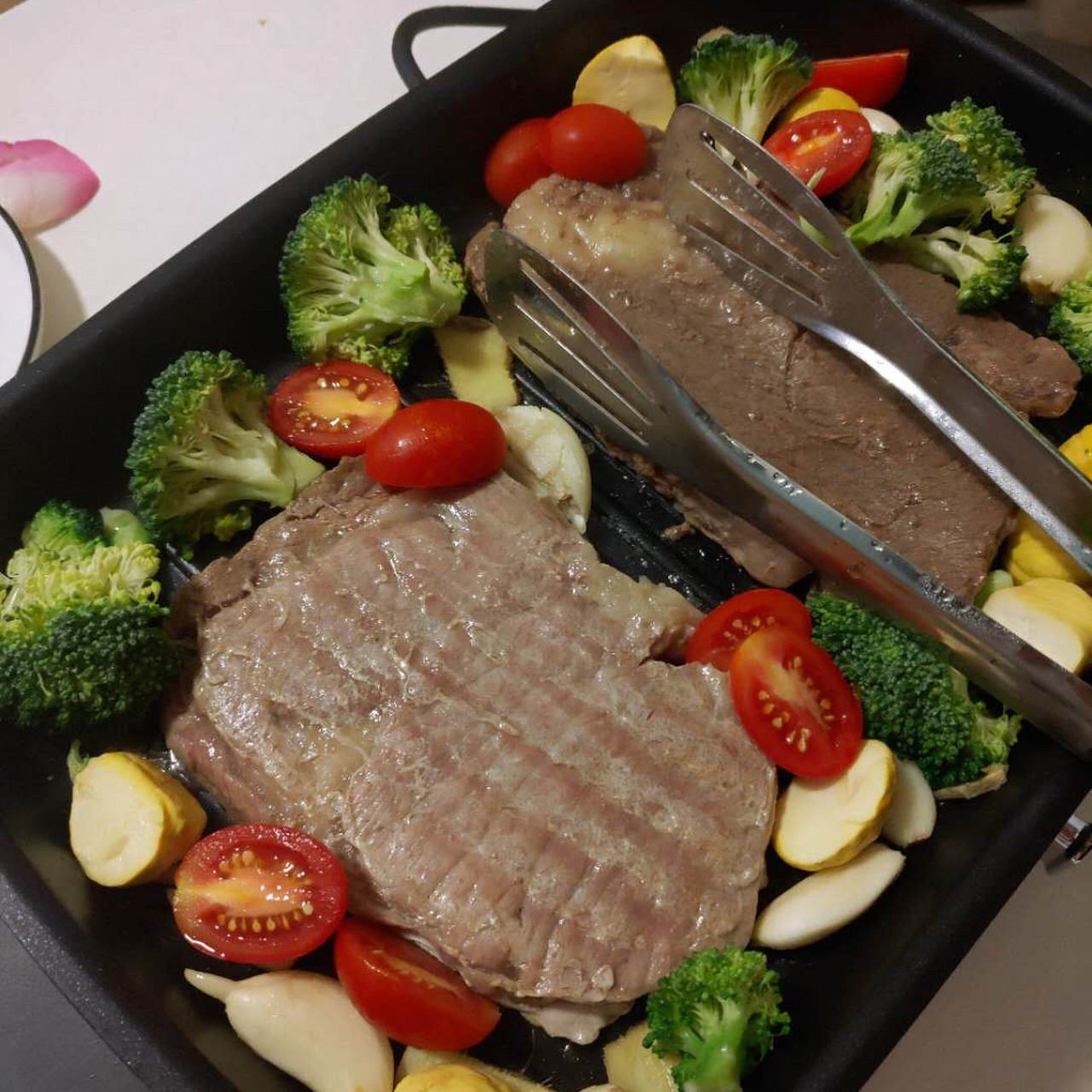 买了摩飞的多功能锅,试做了下牛排,还挺好用,油烟少很多,容量大但是