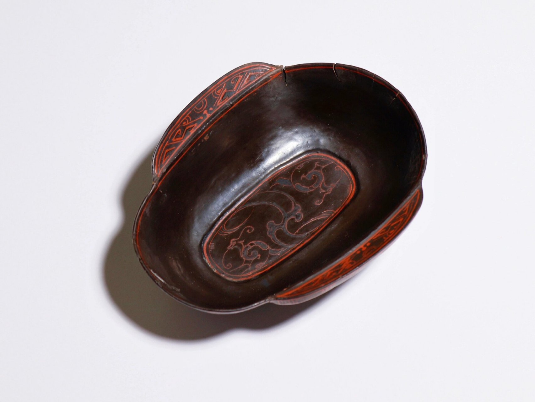 西汉龙凤纹漆器耳杯 长14.3厘米 高4.5厘米 宽11.2厘米