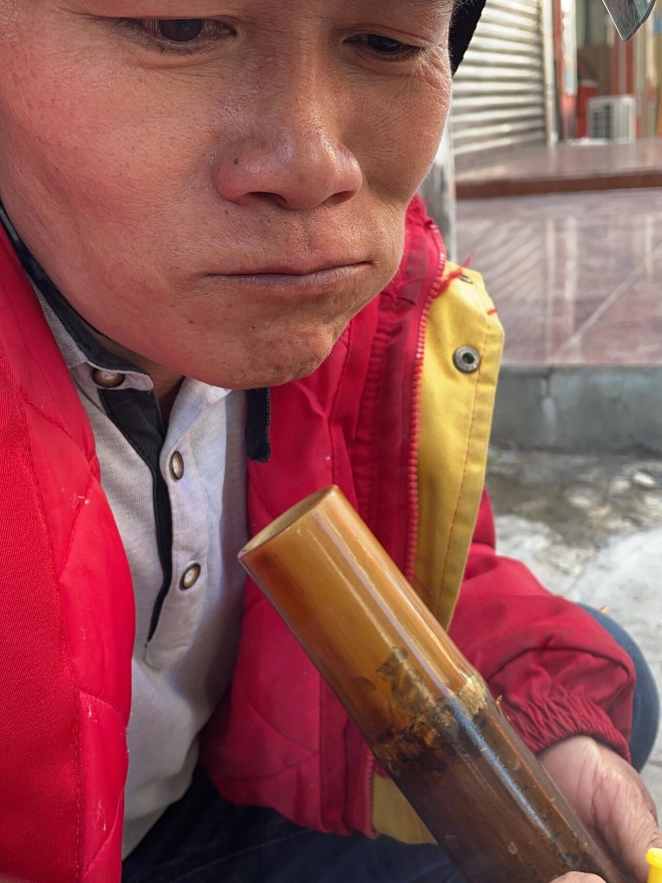 竹筒水烟袋 在海南远离城市的乡村,特别是黎族聚居区,人们用竹筒吸烟