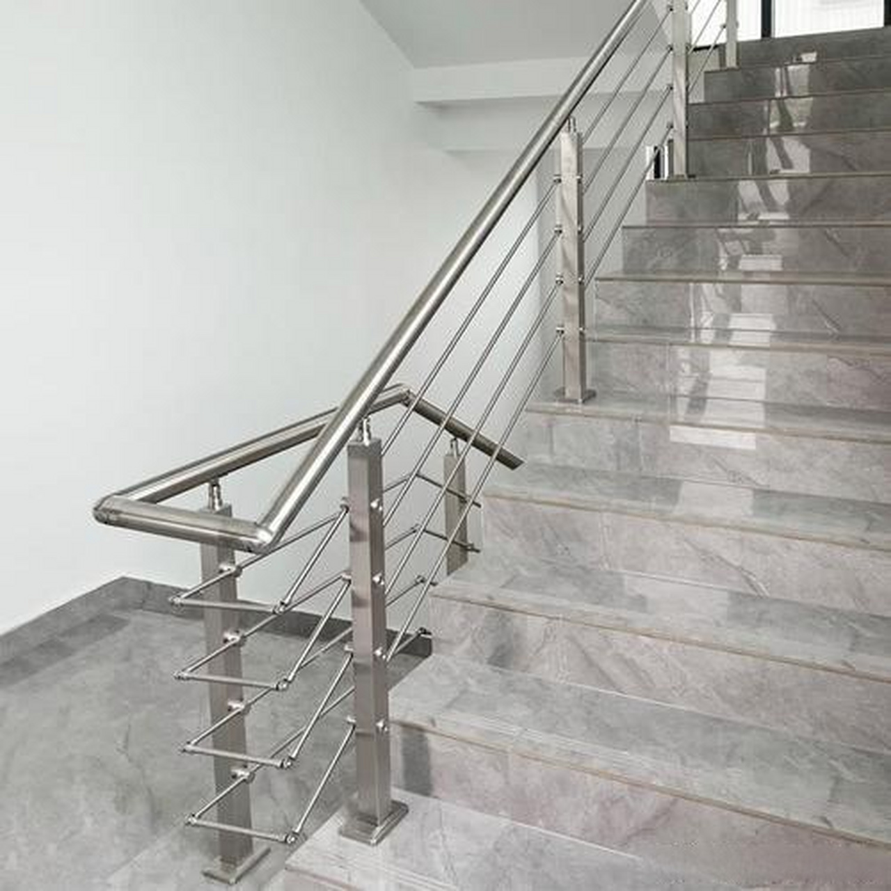 "不锈钢栏杆护栏的好处"      随着城市的发展,城市生活的安全越来越