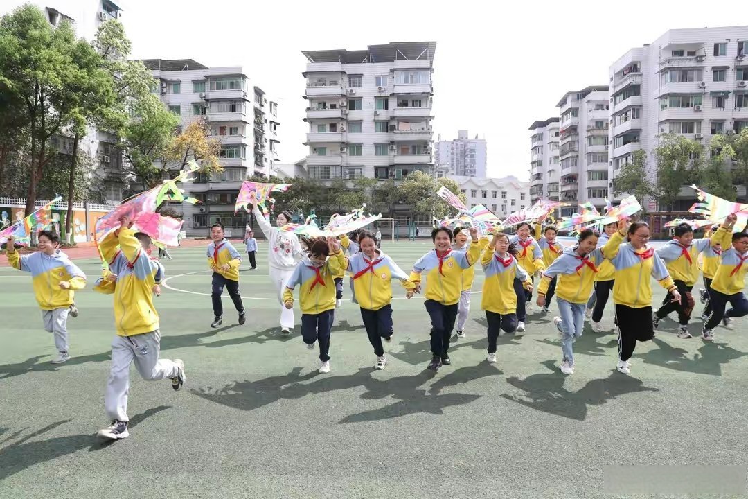 4月2日,在广安区思源小学多功能教室举行的"清明节 ·知习俗"主题班会