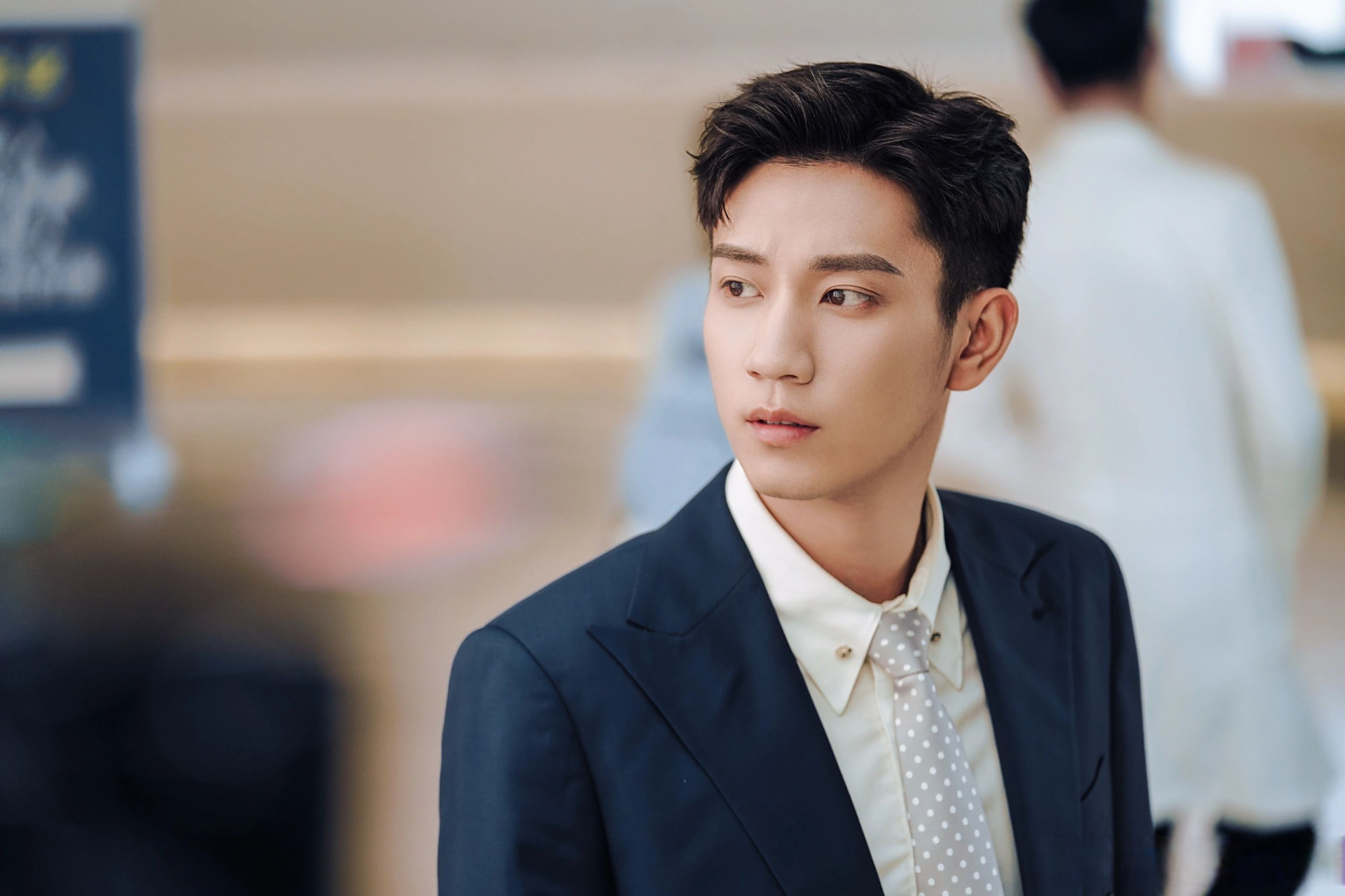 请王子奇把西装焊在身上