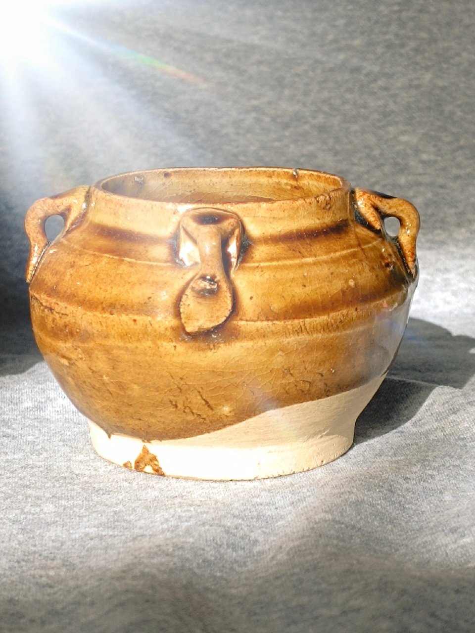 作为宋代五大 名窑的定窑,除了烧白瓷黑瓷外,兼烧酱釉,,黄釉,传说有