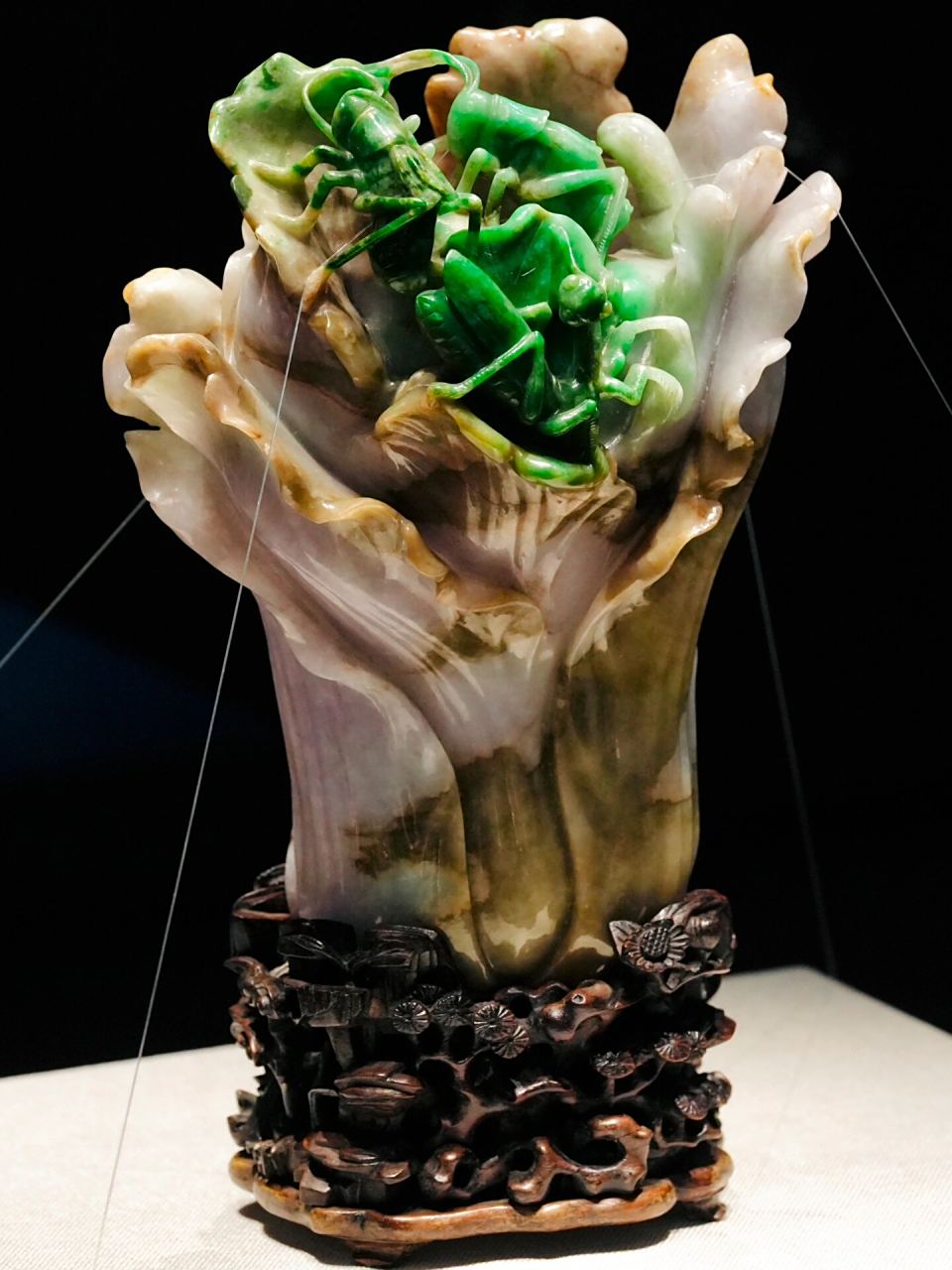 翡翠蝈蝈白菜-耀世奇珍-天津博物馆 清-翡翠蝈蝈白菜-天津博物馆藏.
