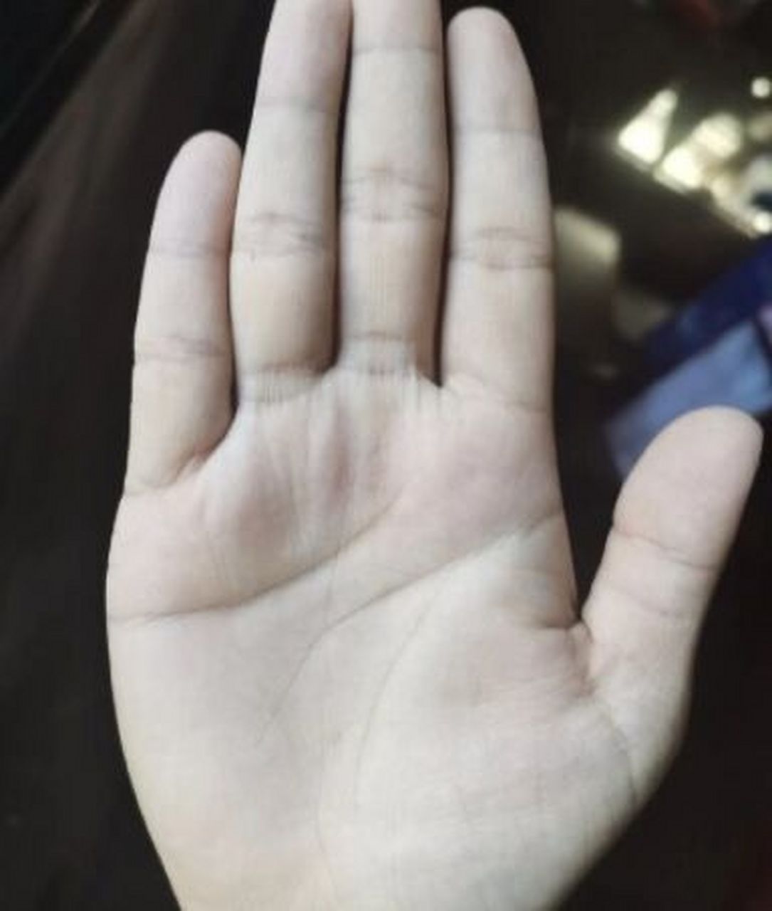 缘主手纹中事业线不明显,说明事业上的发展是比较一般的,且中指有痣