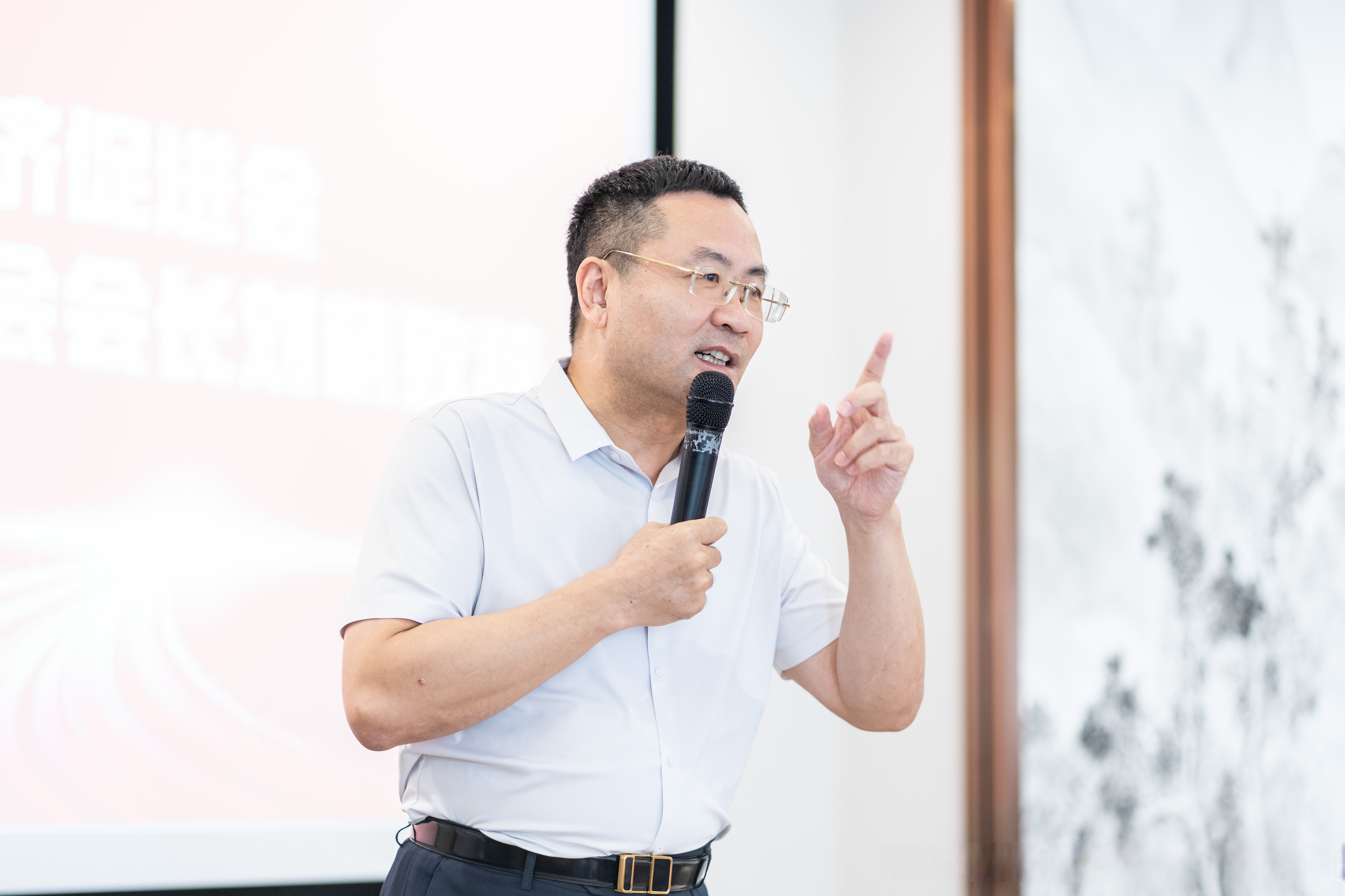 西南财经大学副校长马永强,校友工作办主任张元,西南财大湖北校友会