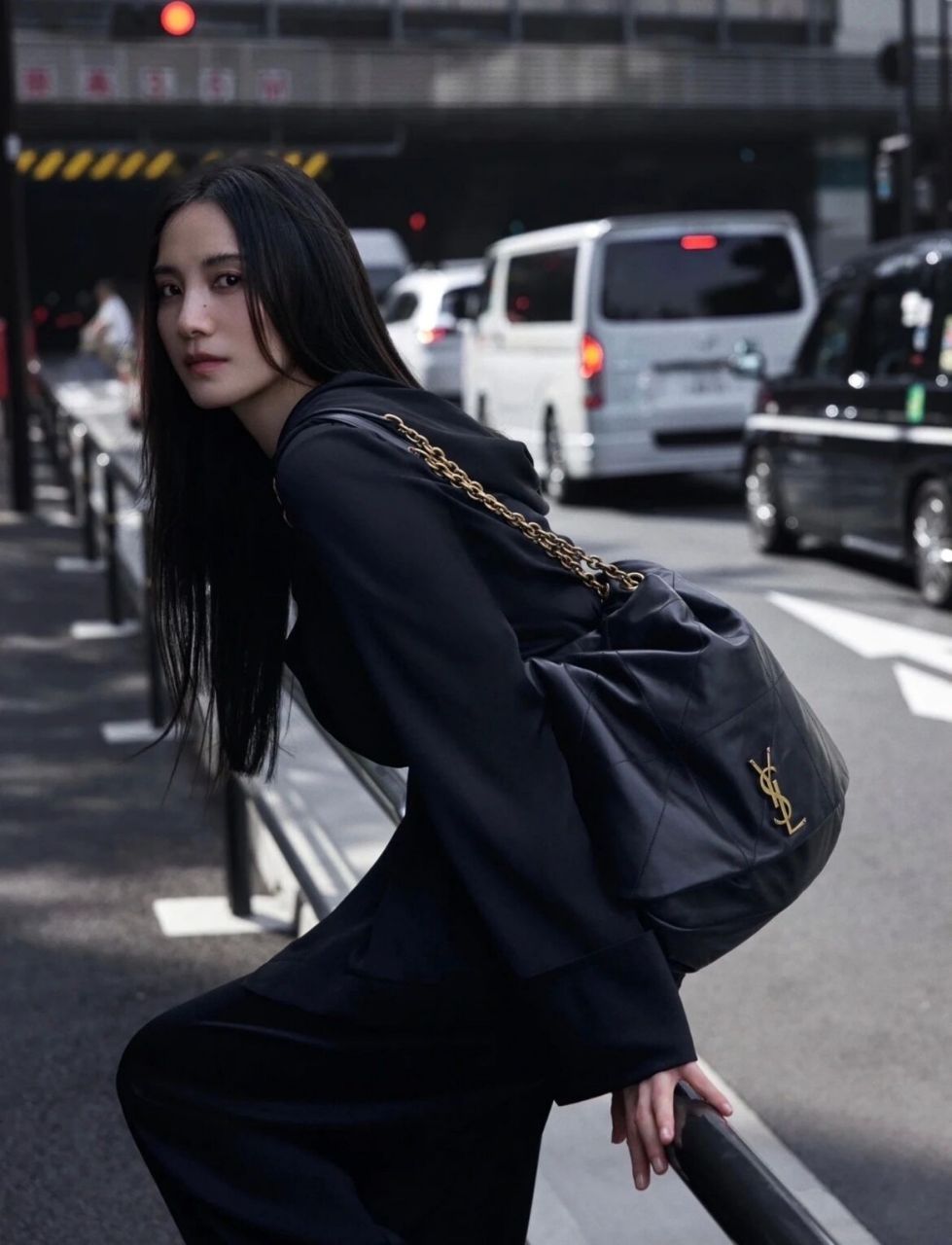 时髦精全黑look 宋佳这套圣罗兰all black造型太绝了吧!