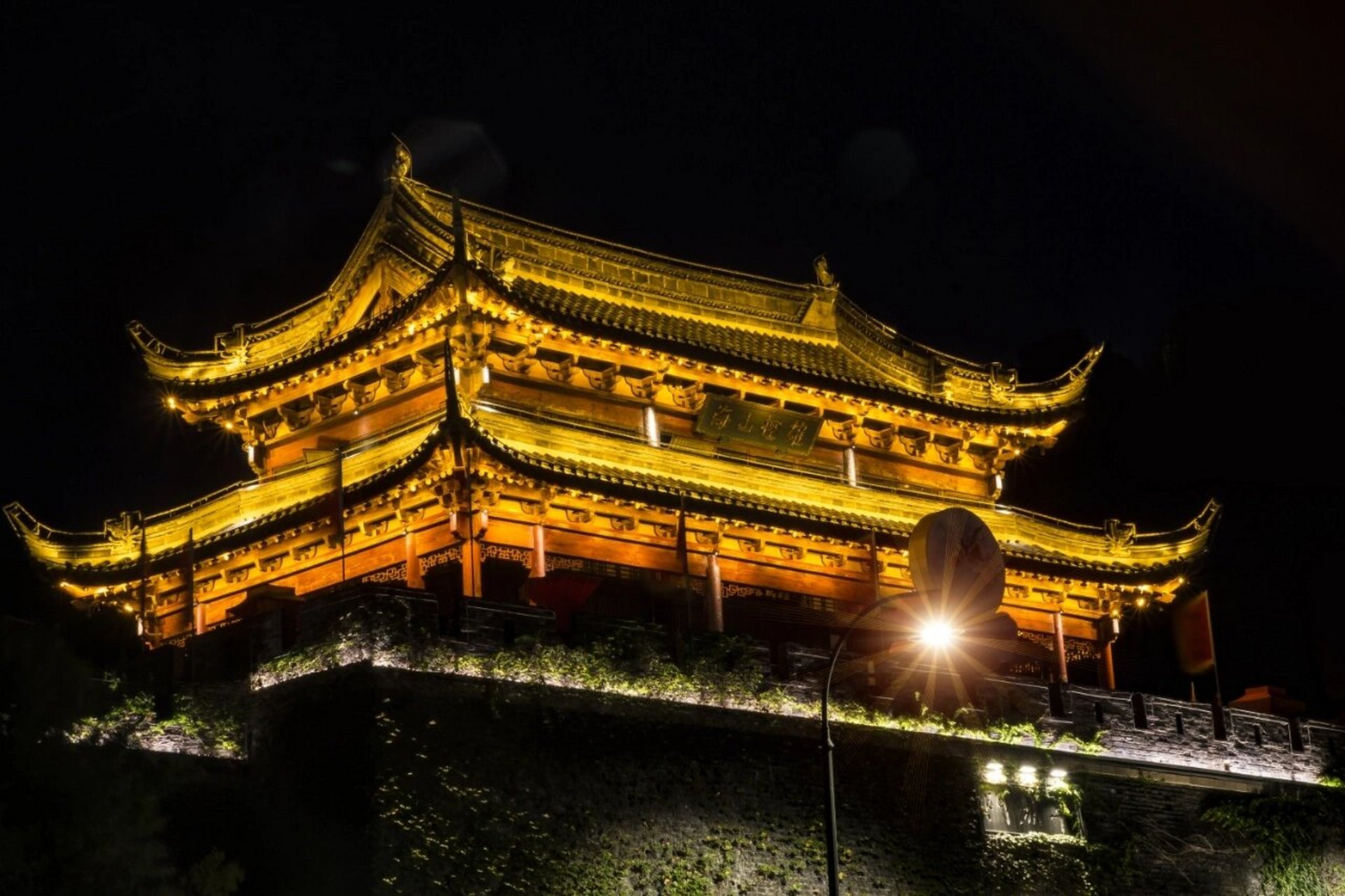 苏州常熟的西城门—阜城门,古城墙气势宏伟 苏州常熟的阜成门别名西门