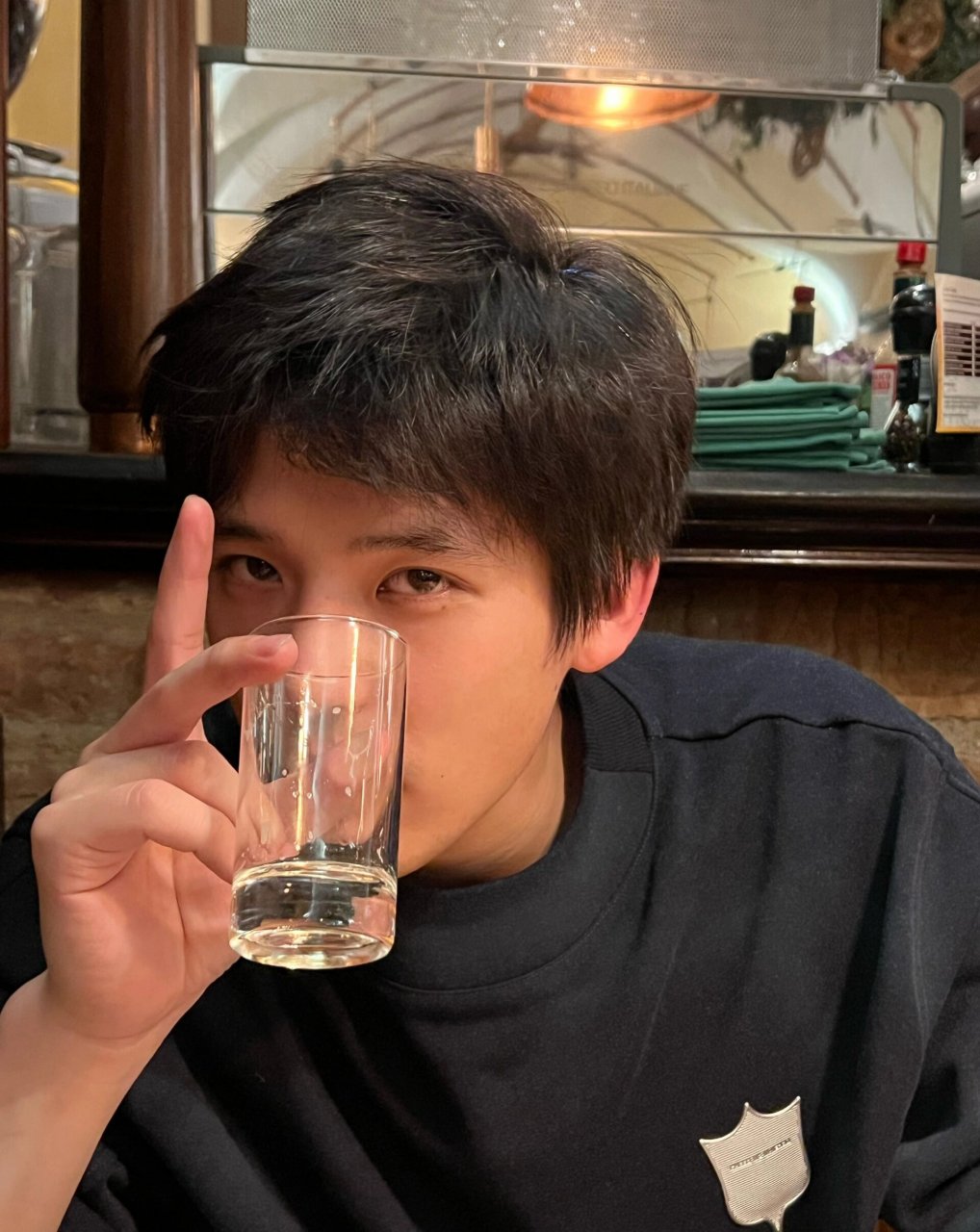 在谈 很黏人 王安宇这几张照片真的还是在花少里的感觉 这哥的颜真的