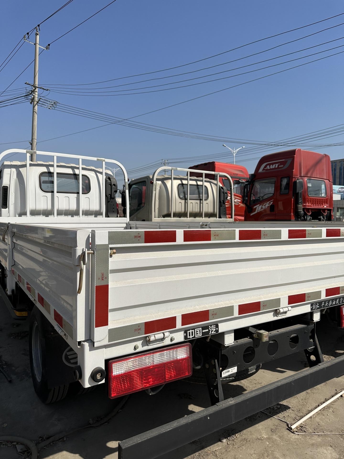 一汽解放j6f 平板运输车,楔式制动器,锡柴140马力,16气门,钢丝700轮胎