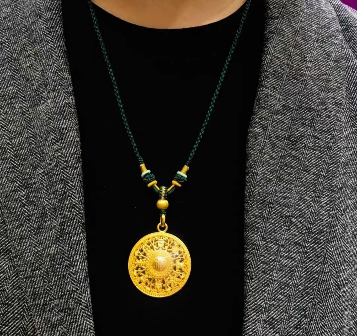 周大福的八宝罗盘吊坠配上编织黑绳太大气了吧!