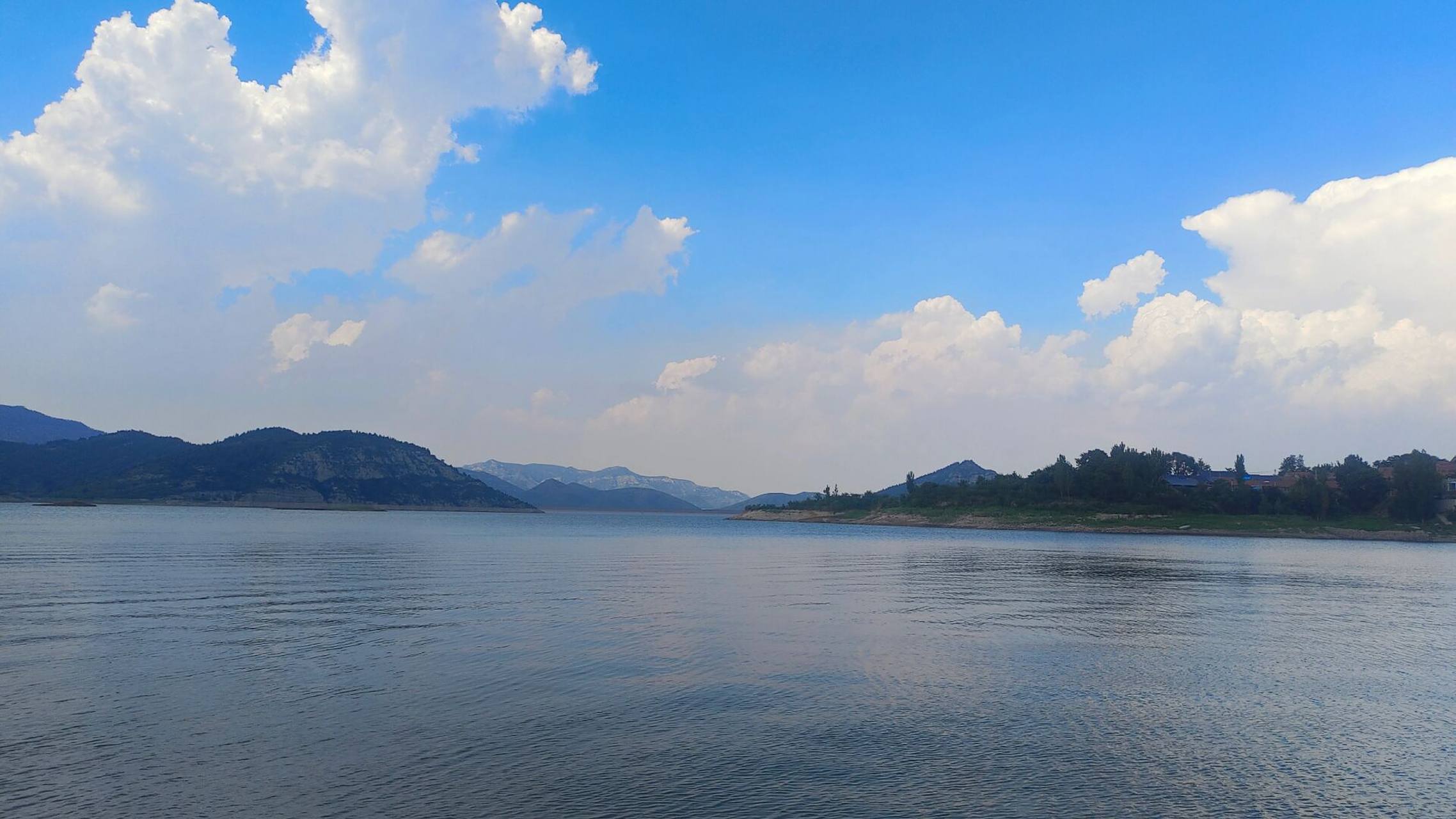 淄博太河水库 淄博的夏天热情依旧,持续高温,当地人都跑到了山里避暑.