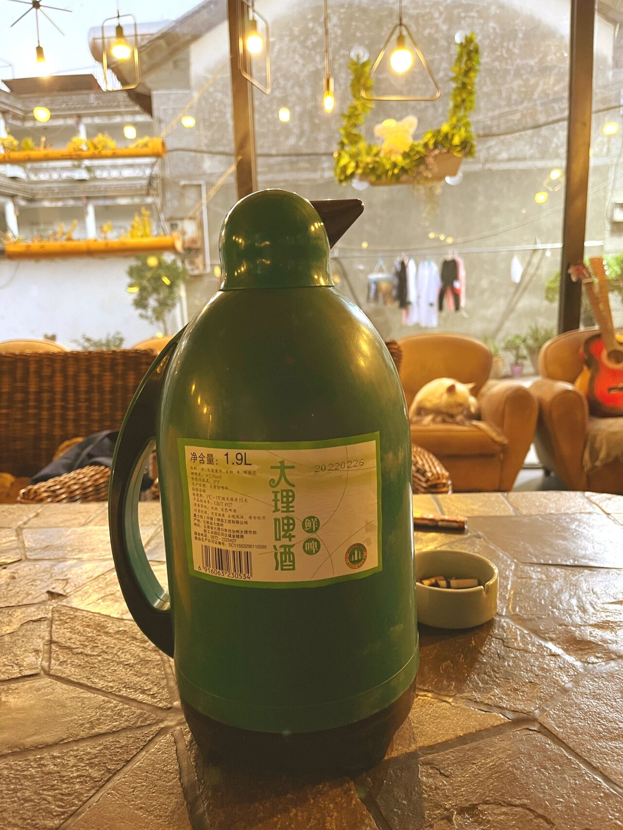 在大理就应该喝大理啤酒 这款小企鹅啤酒在大理太难找了,找了10多家才