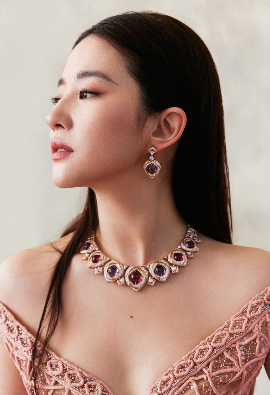 上海电视节##刘亦菲白玉兰造型#刘亦菲一身粉色花朵礼服,简直是凶走