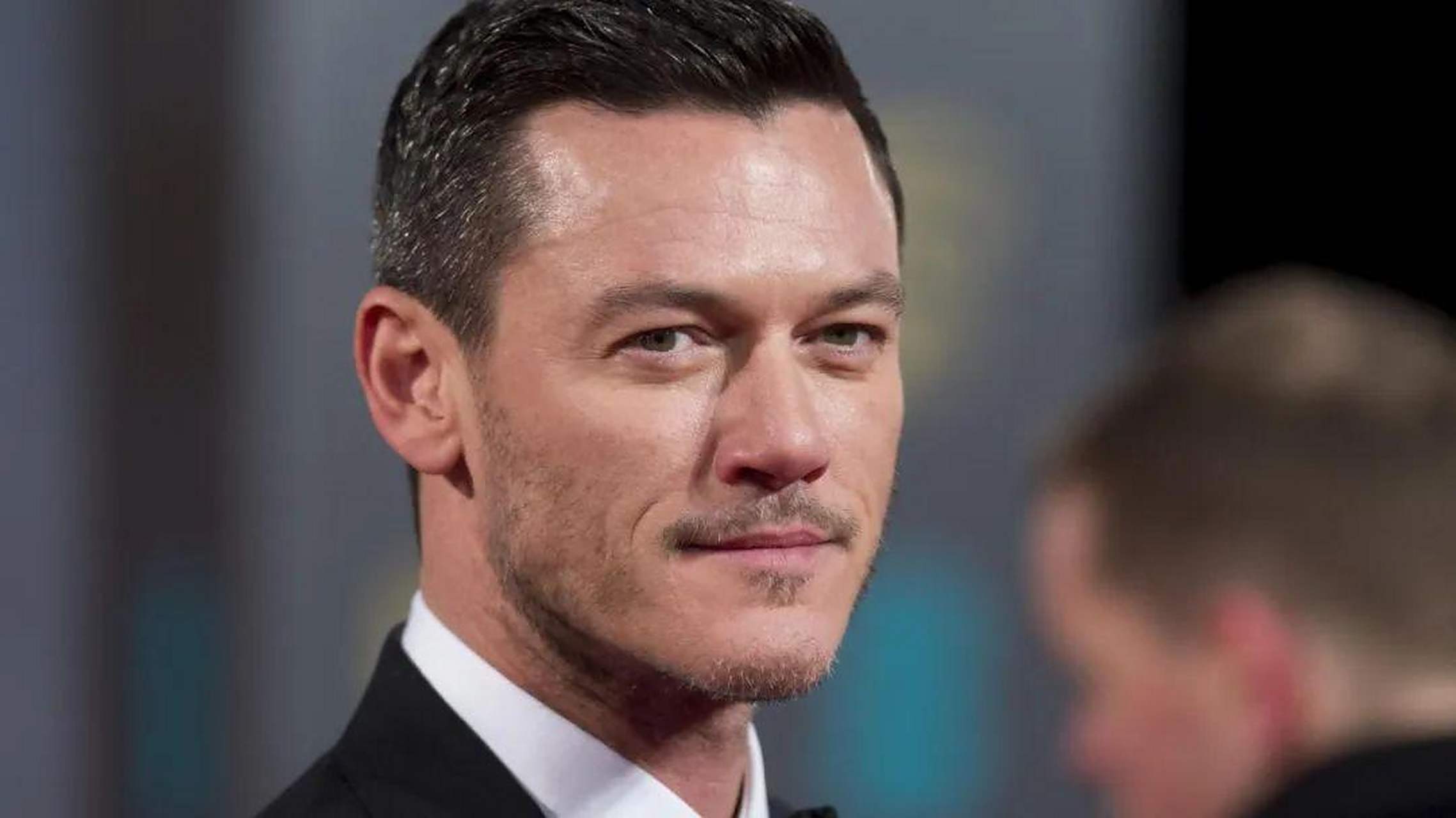 今年44岁的好莱坞男演员 luke evans(卢克·埃文斯)最近抵达中国台湾